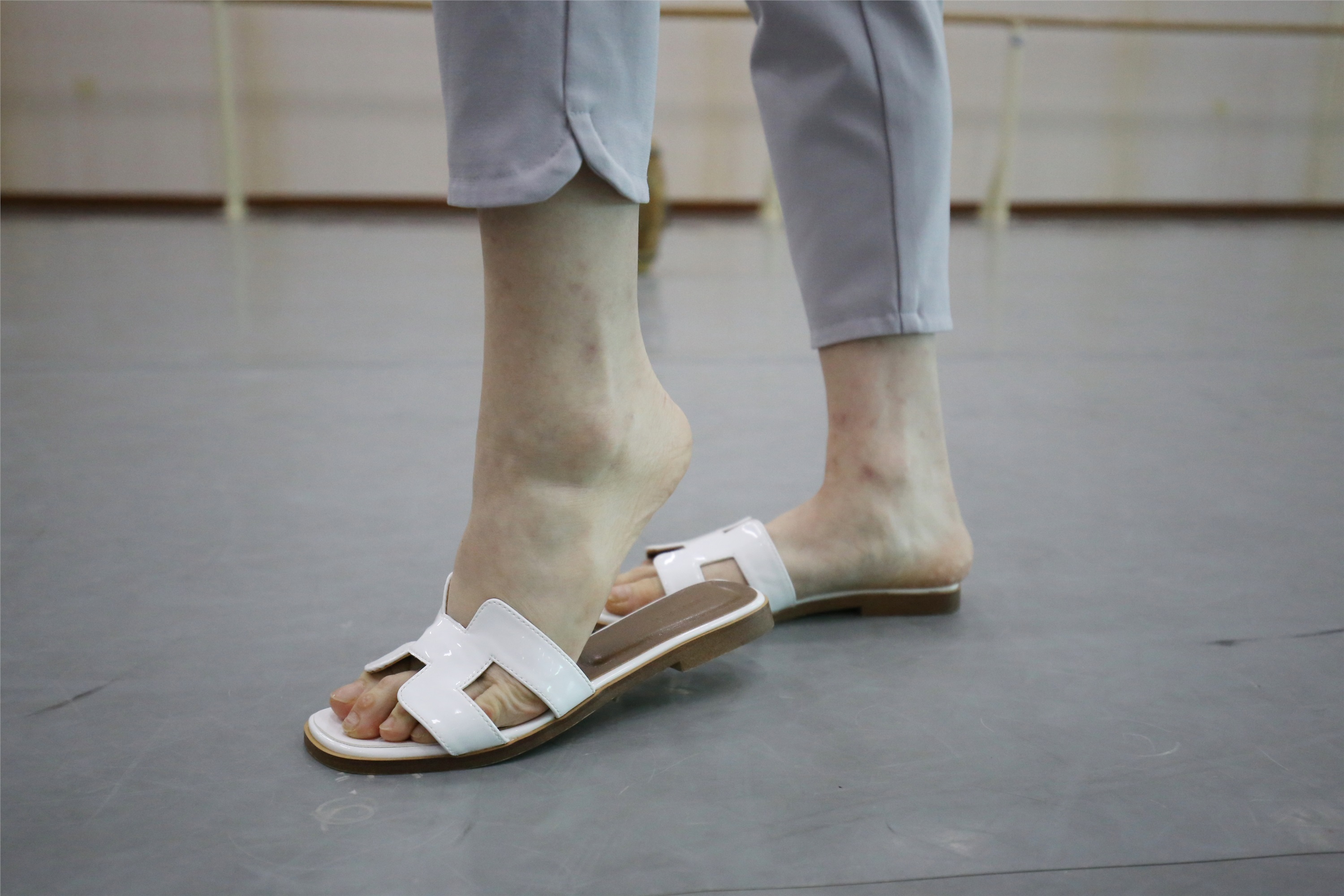 大西瓜美女图片 Z1 休闲裤少女180p