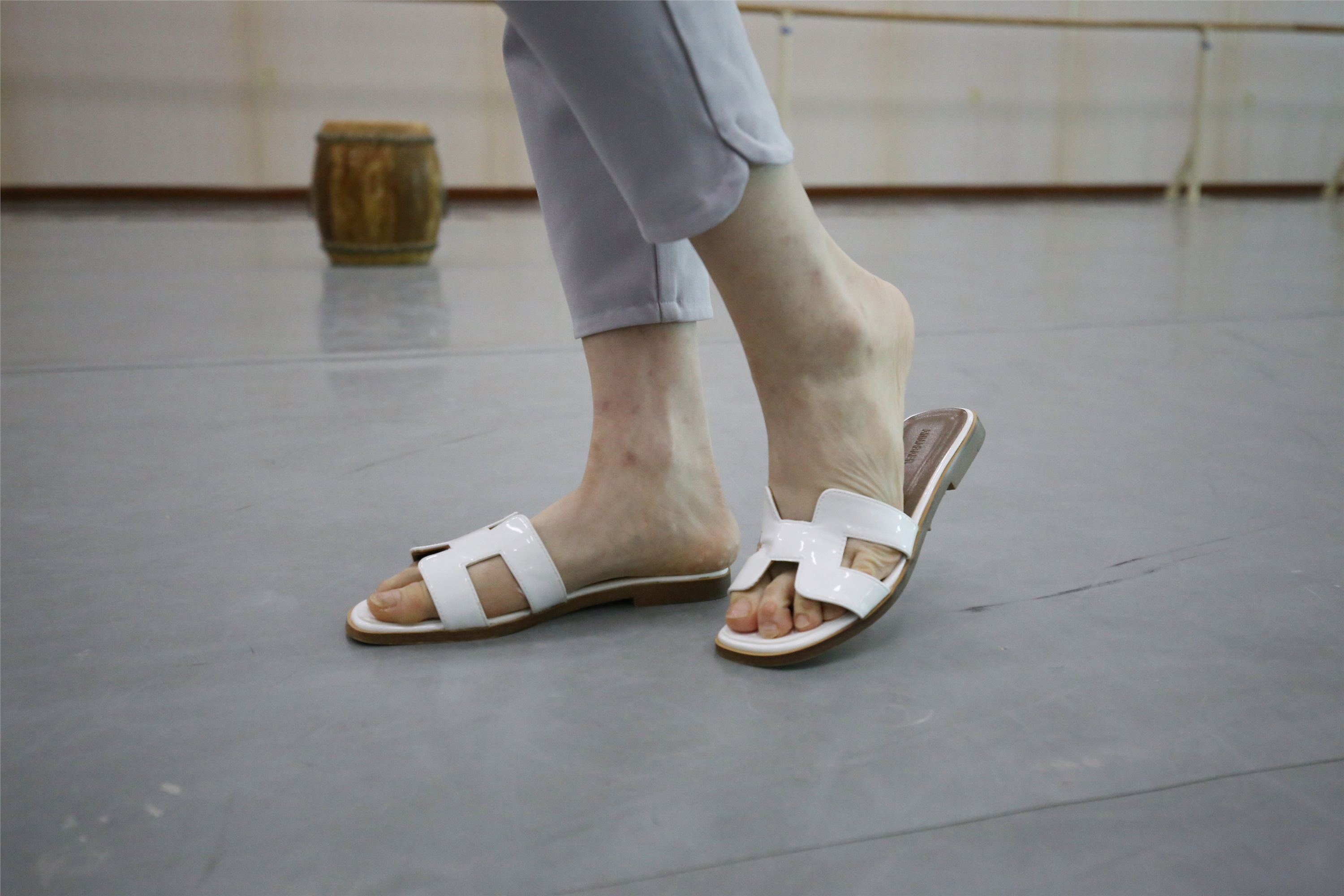 大西瓜美女图片 Z1 休闲裤少女180p