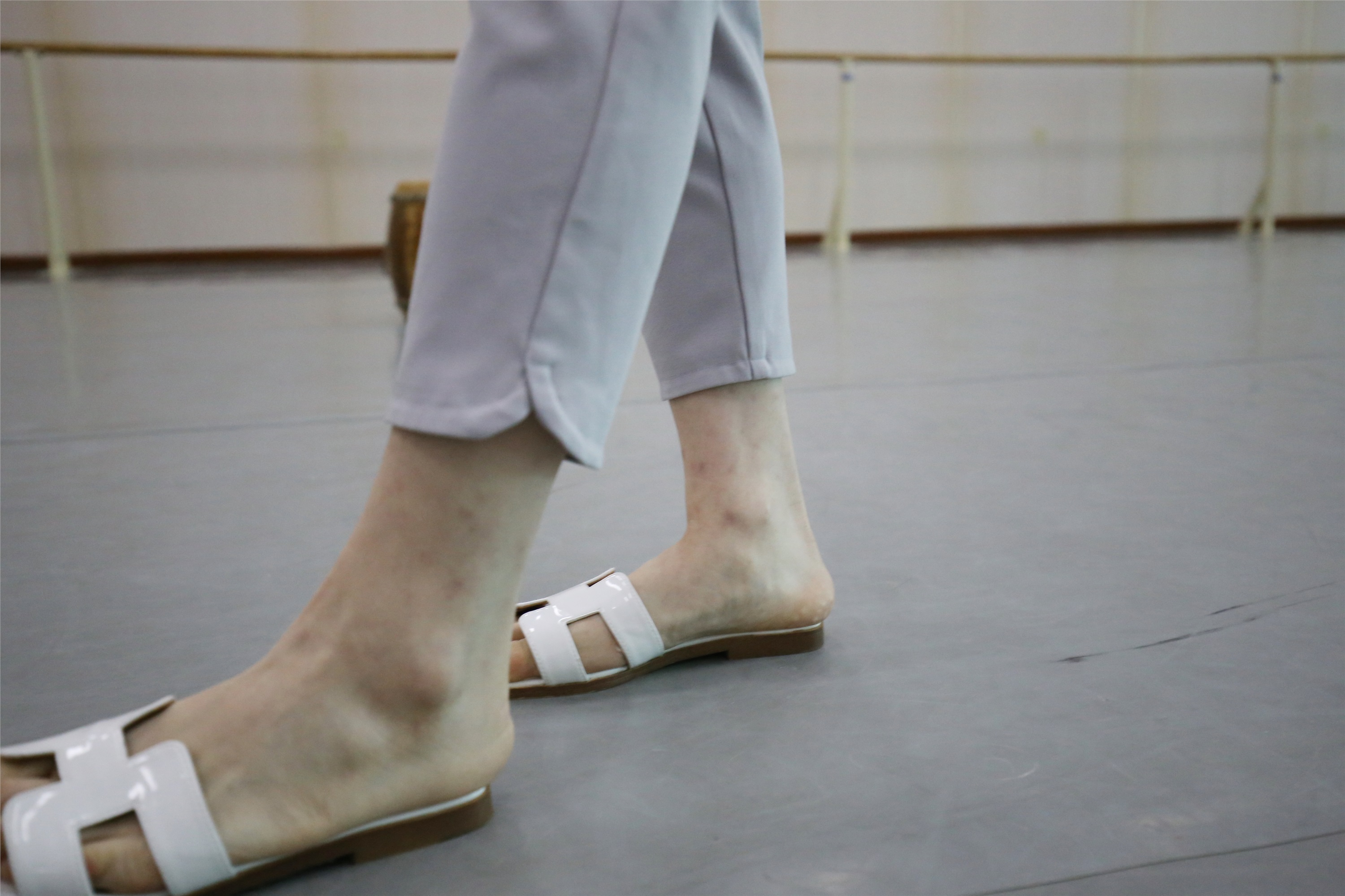 大西瓜美女图片 Z1 休闲裤少女180p