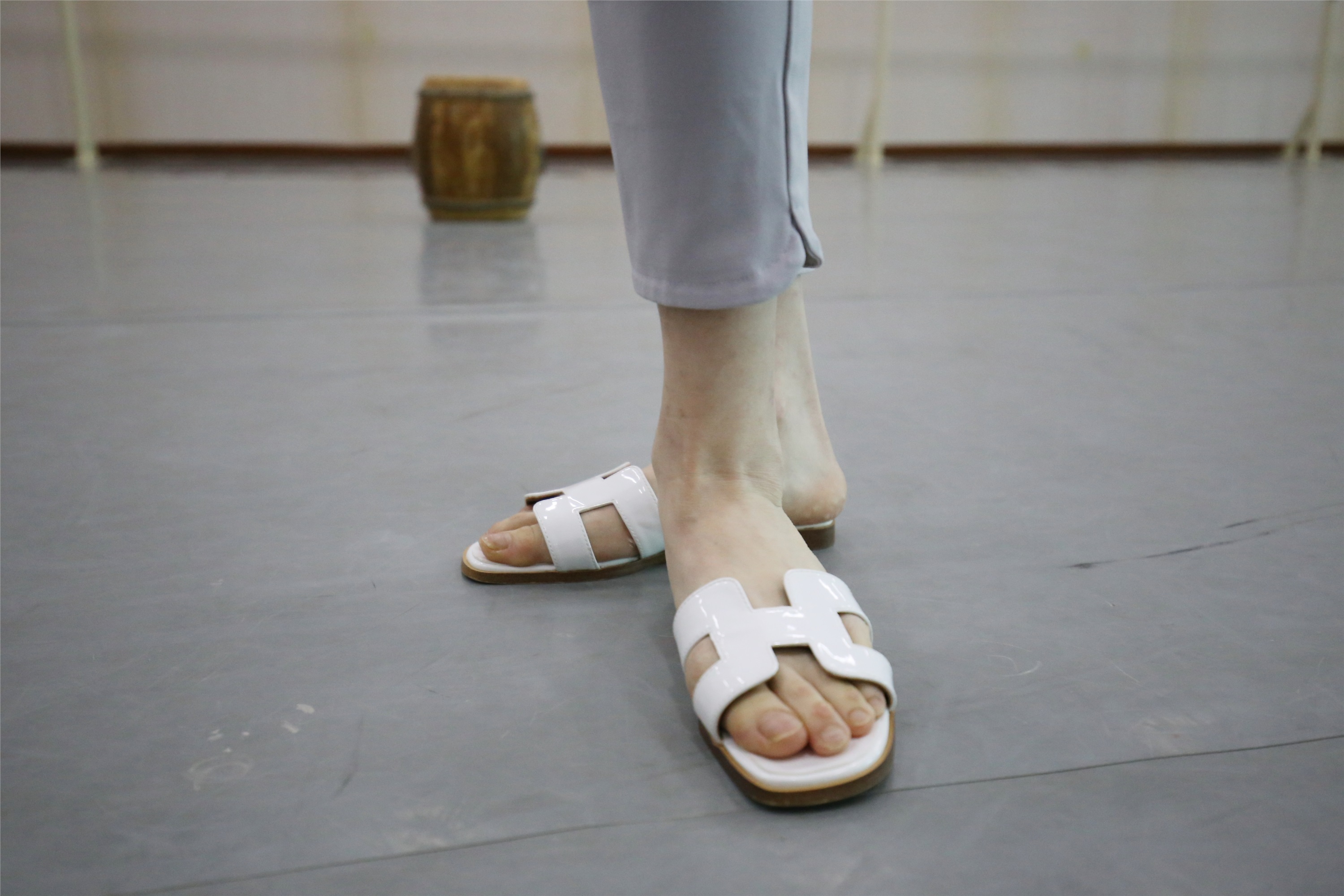 大西瓜美女图片 Z1 休闲裤少女180p