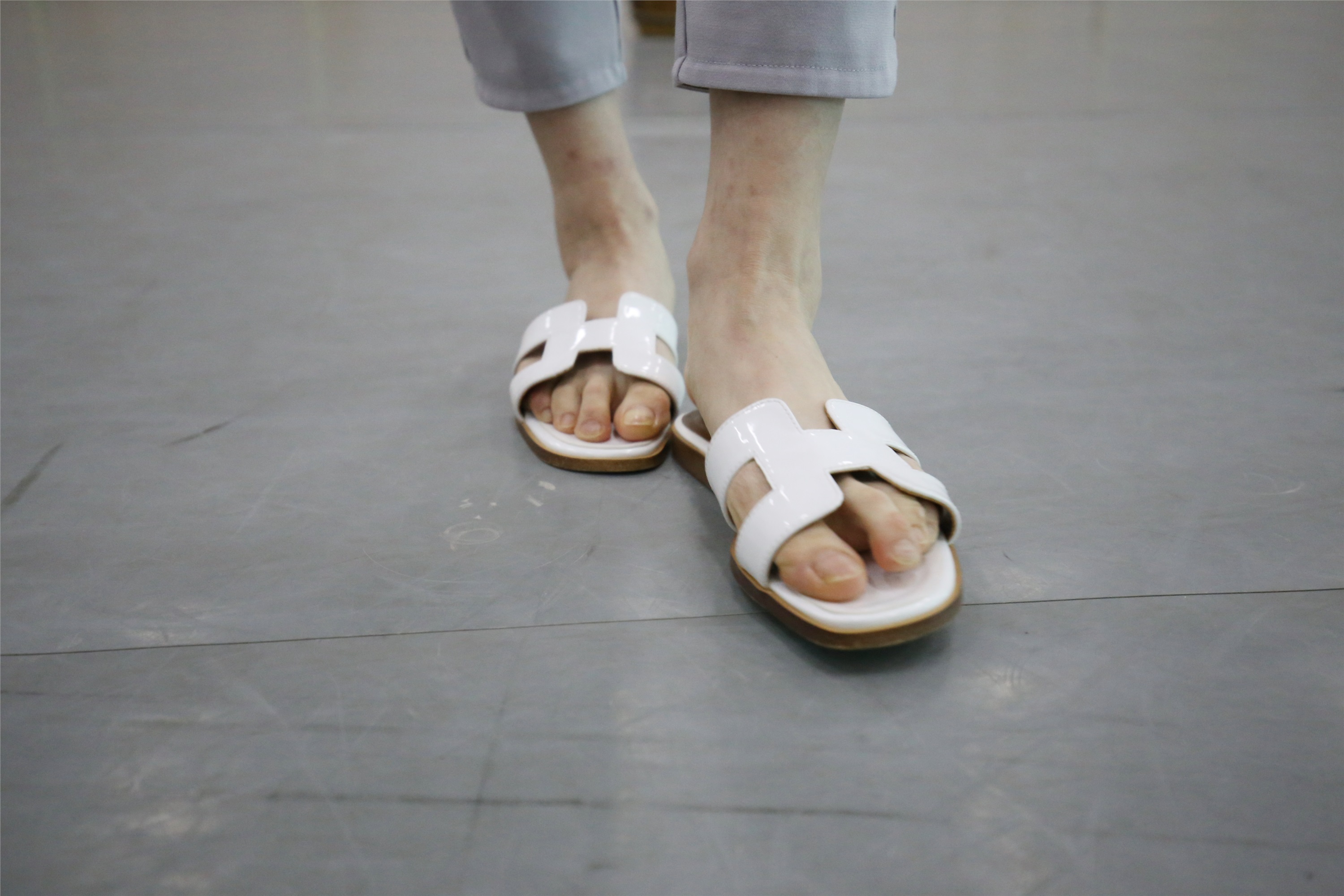 大西瓜美女图片 Z1 休闲裤少女180p