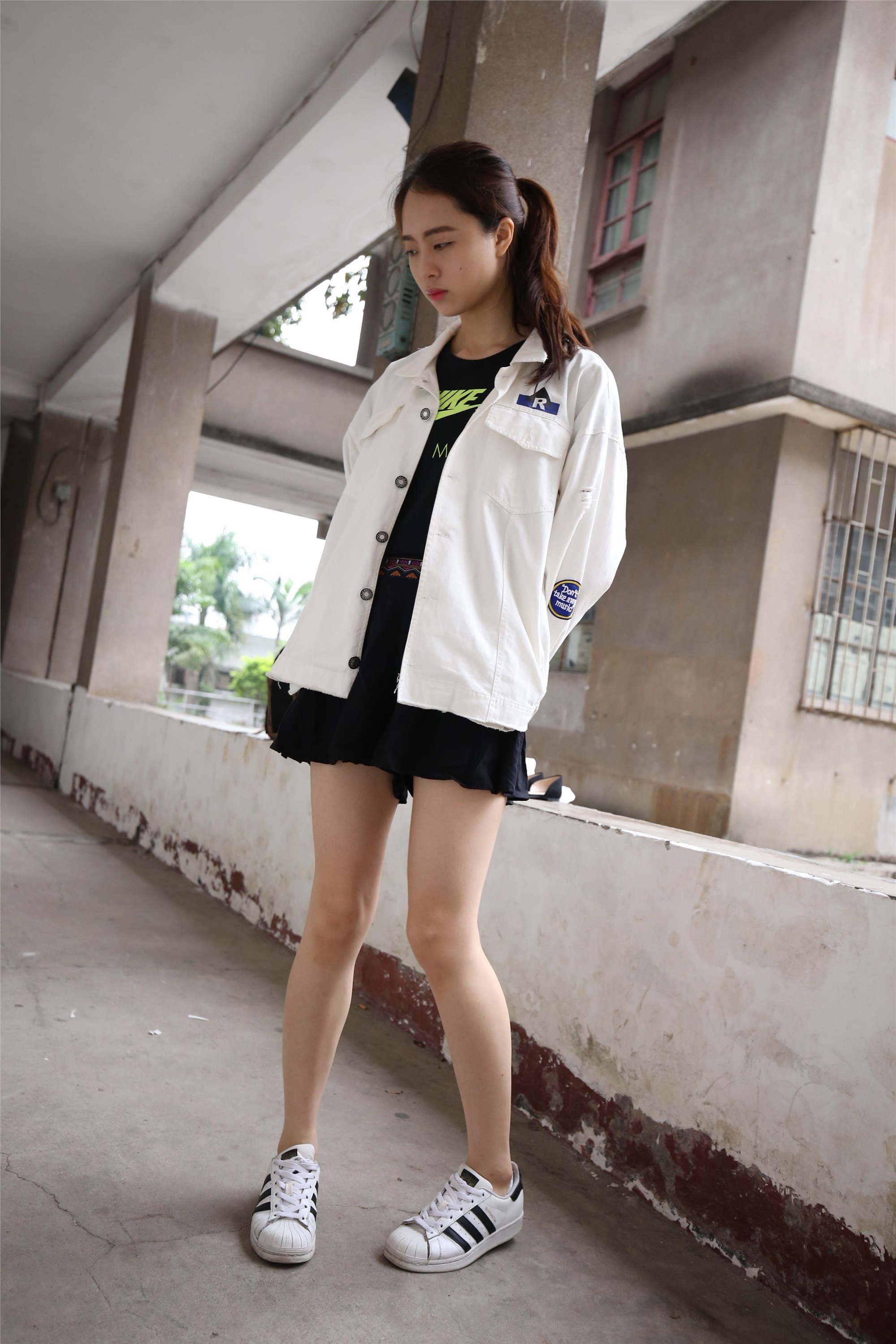 大西瓜美女图片 Z2-3 衫裸足561p2