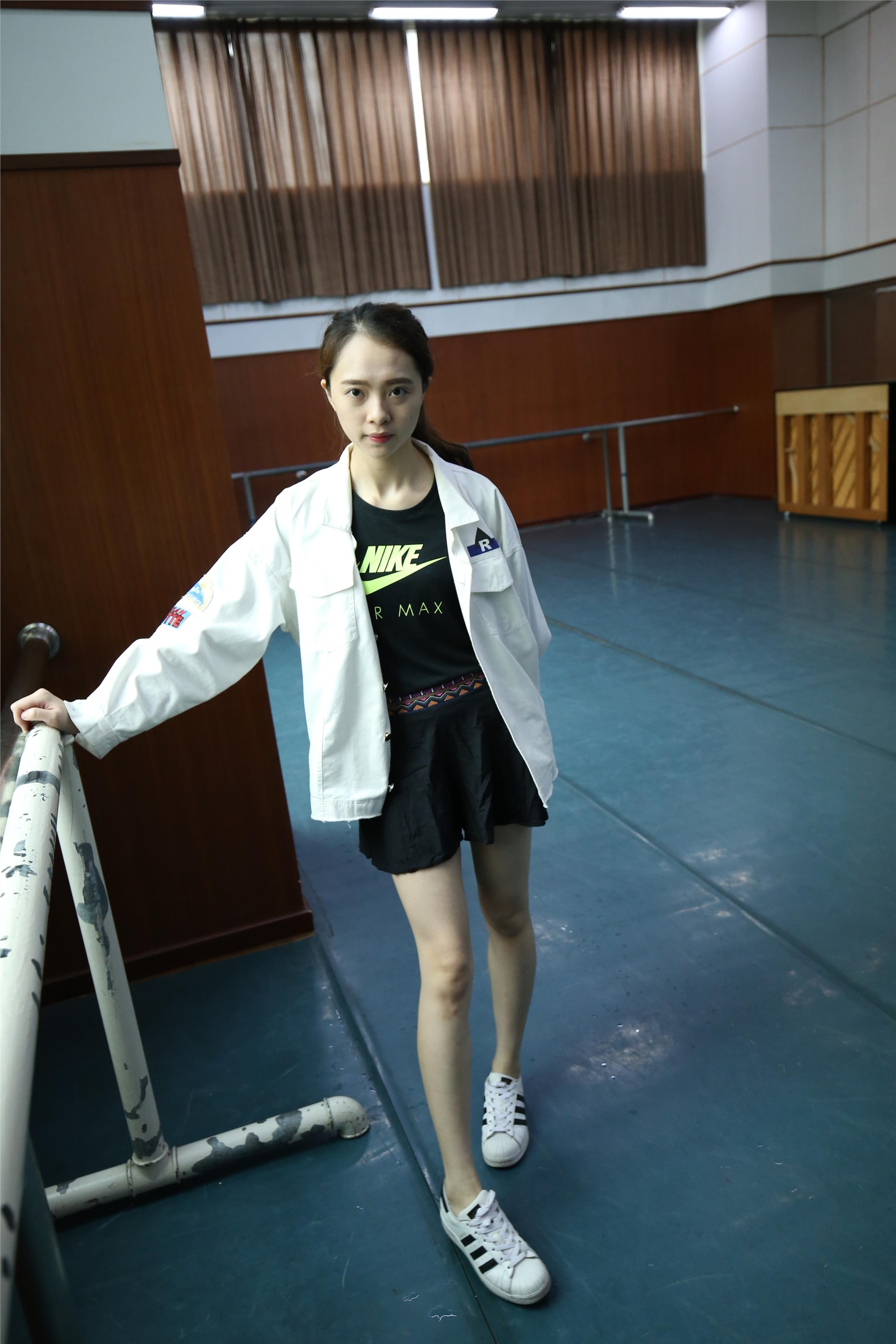 大西瓜美女图片 Z2-3 衫裸足561p3