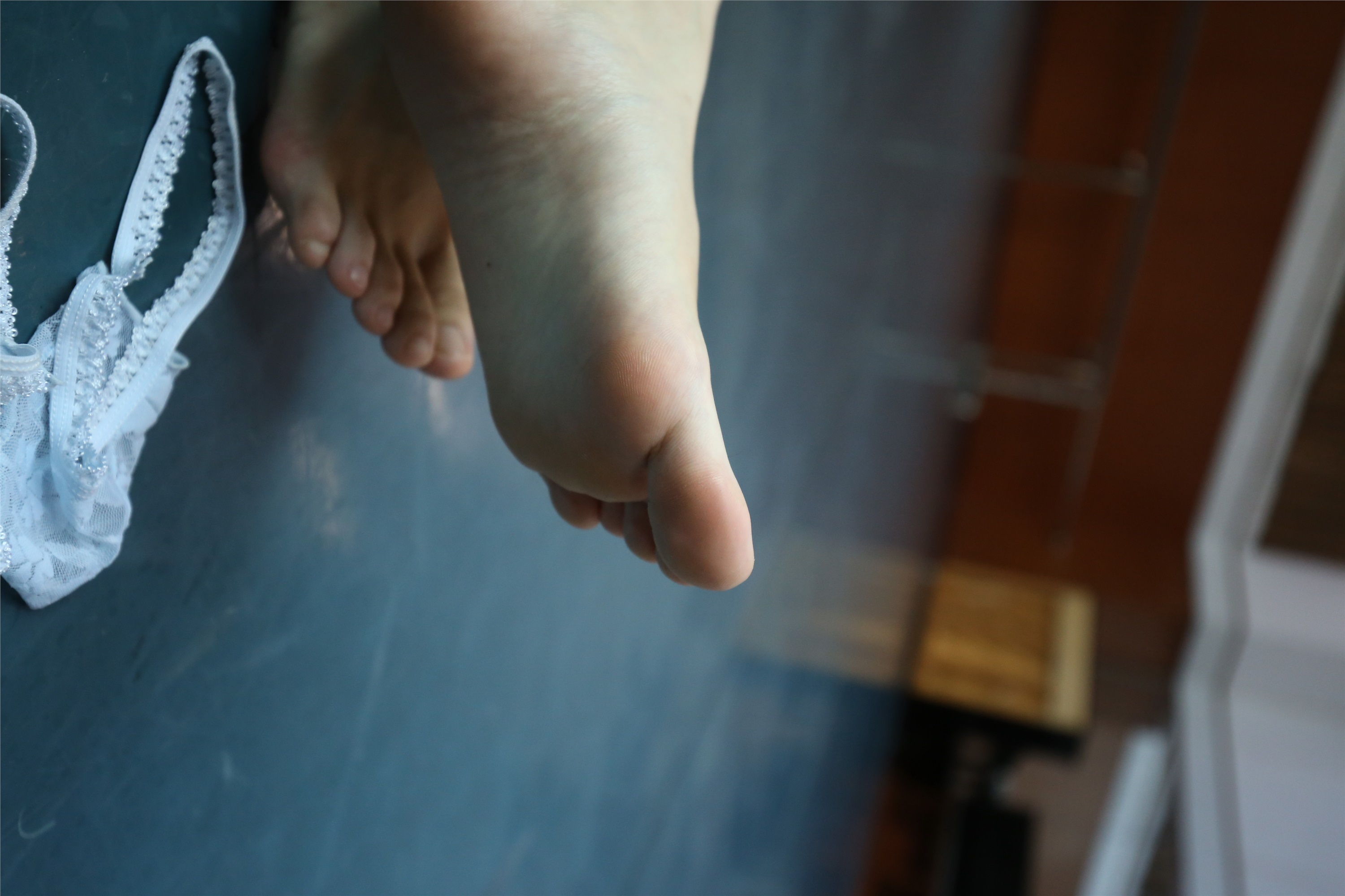 大西瓜美女图片 Z2-3 衫裸足561p3