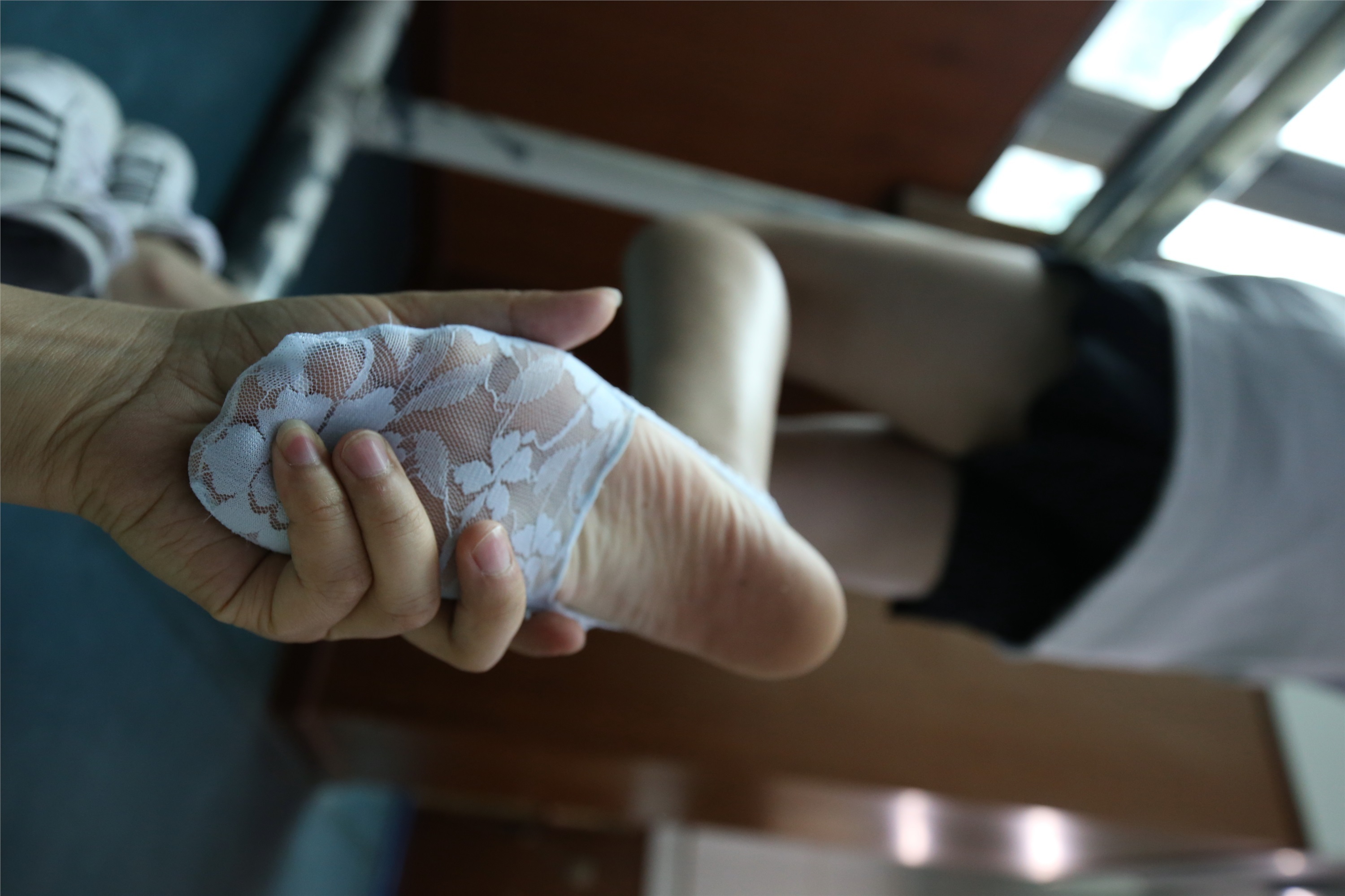 大西瓜美女图片 Z2-3 衫裸足561p3