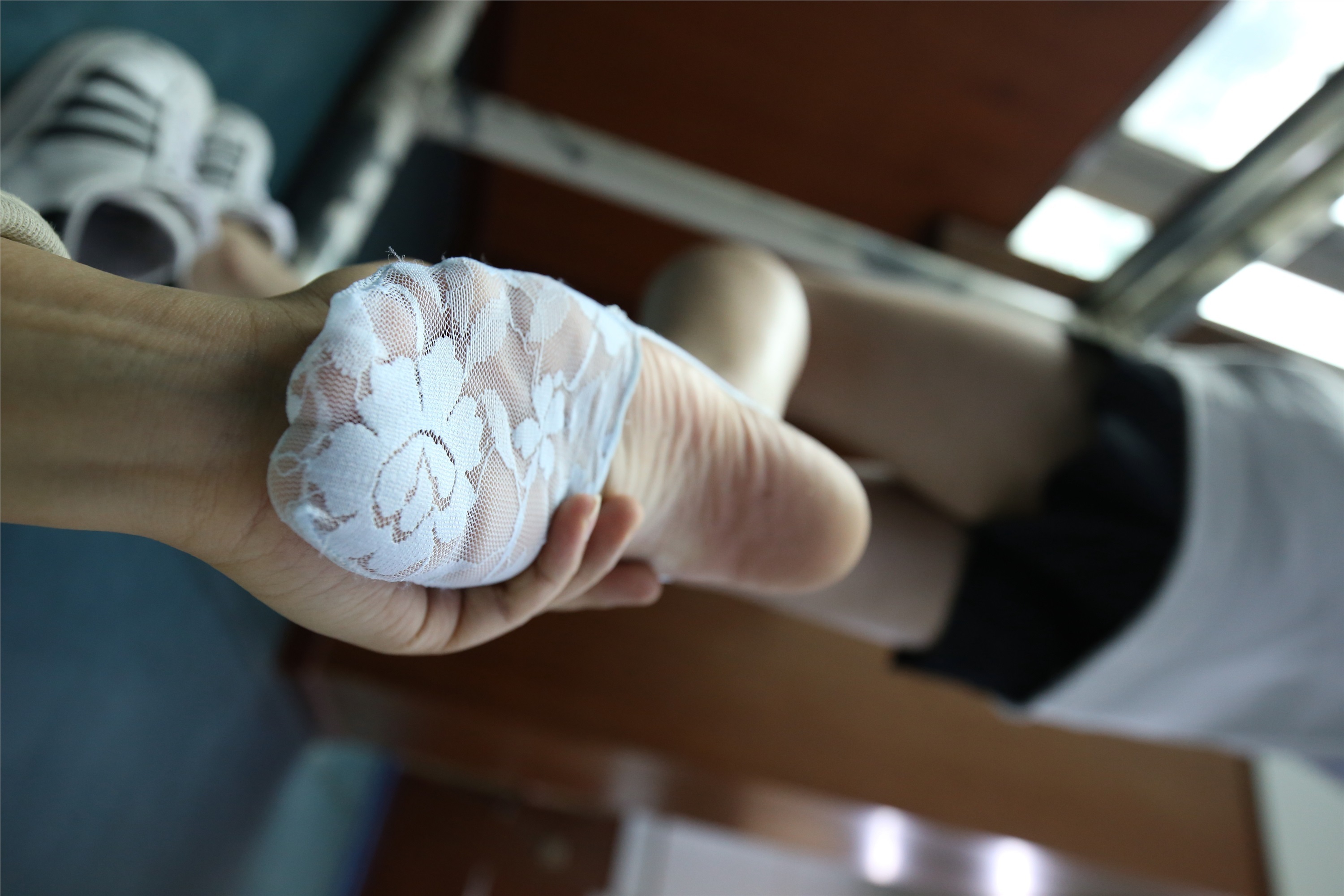 大西瓜美女图片 Z2-3 衫裸足561p3