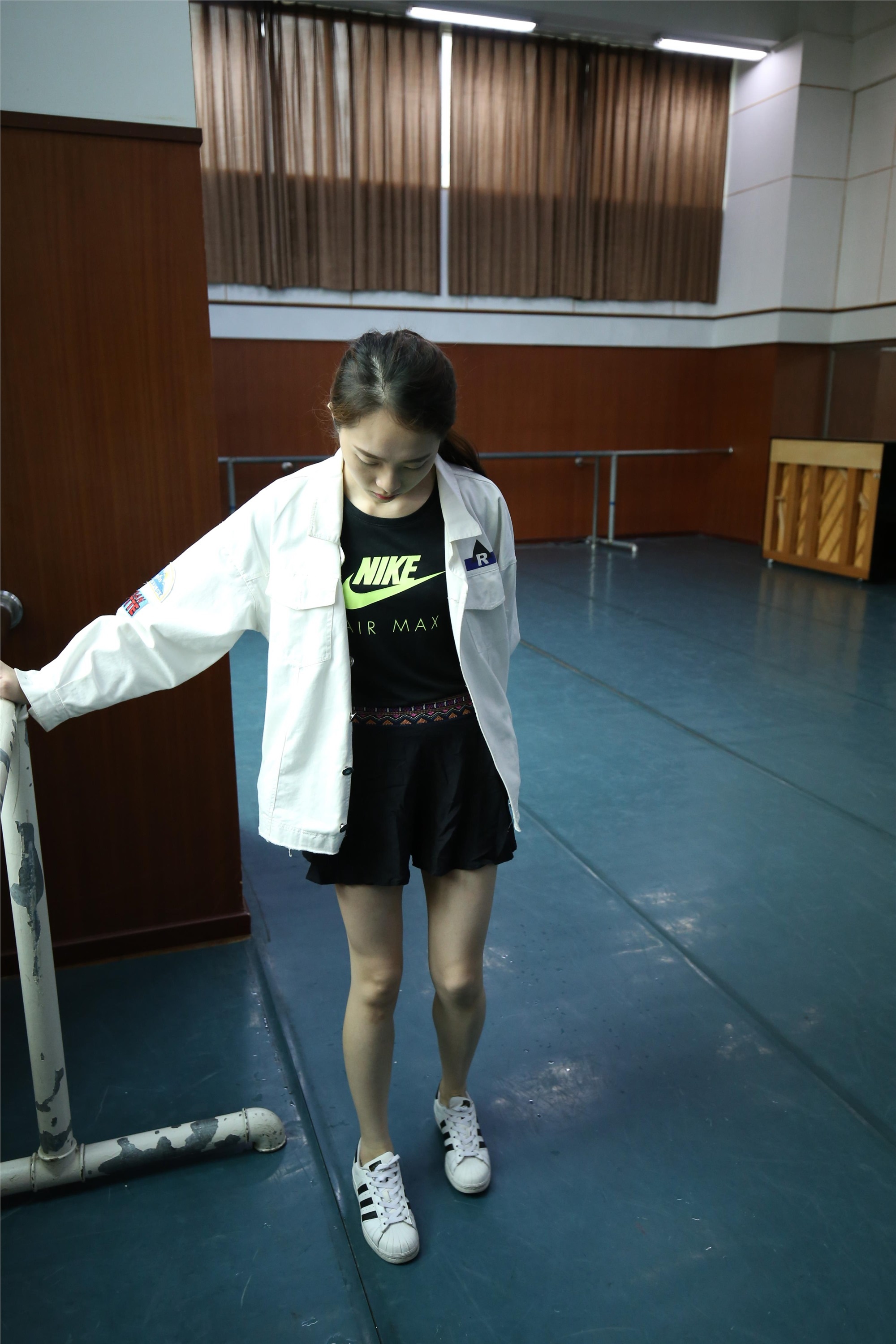 大西瓜美女图片 Z2-3 衫裸足561p3