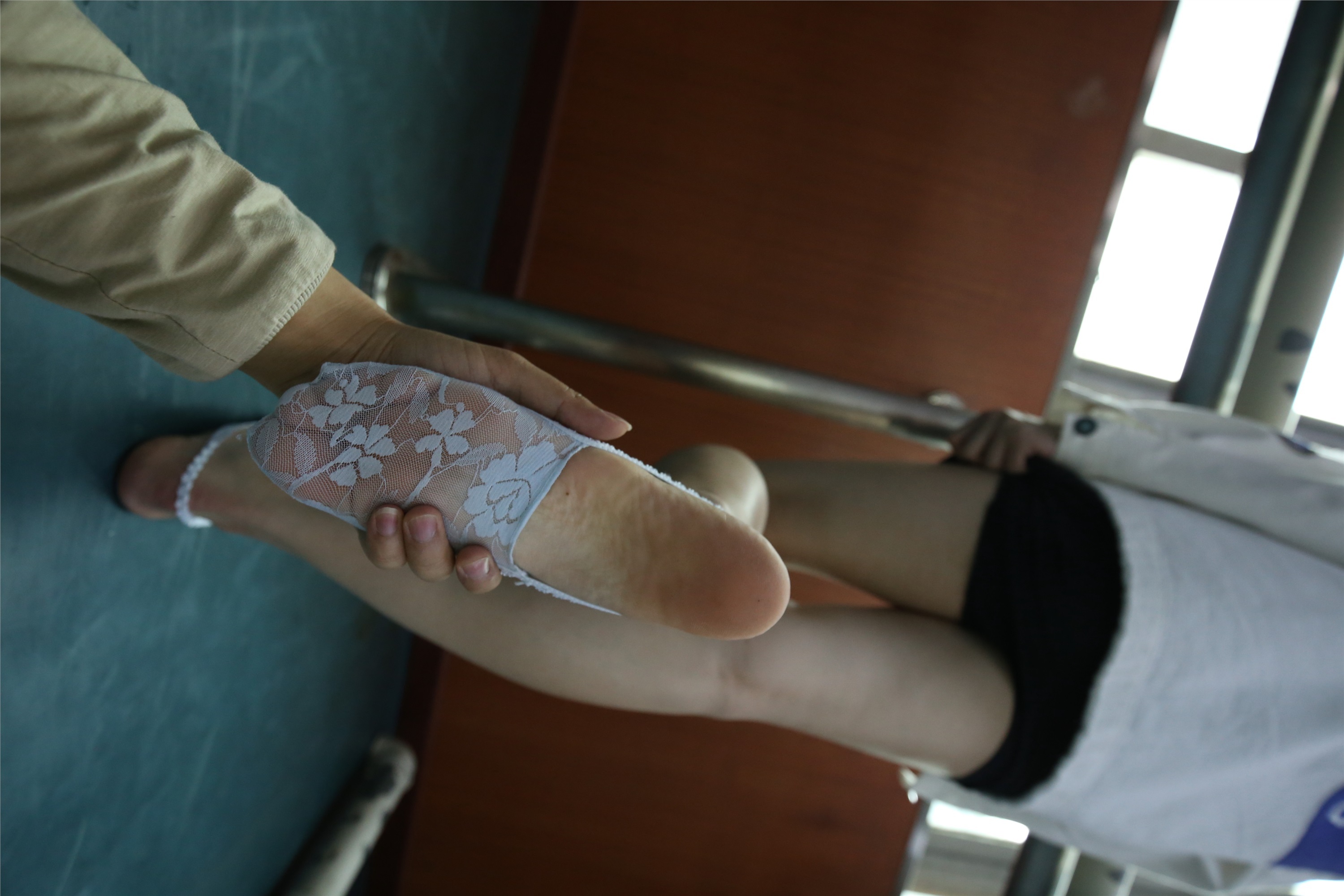 大西瓜美女图片 Z2-3 衫裸足561p3