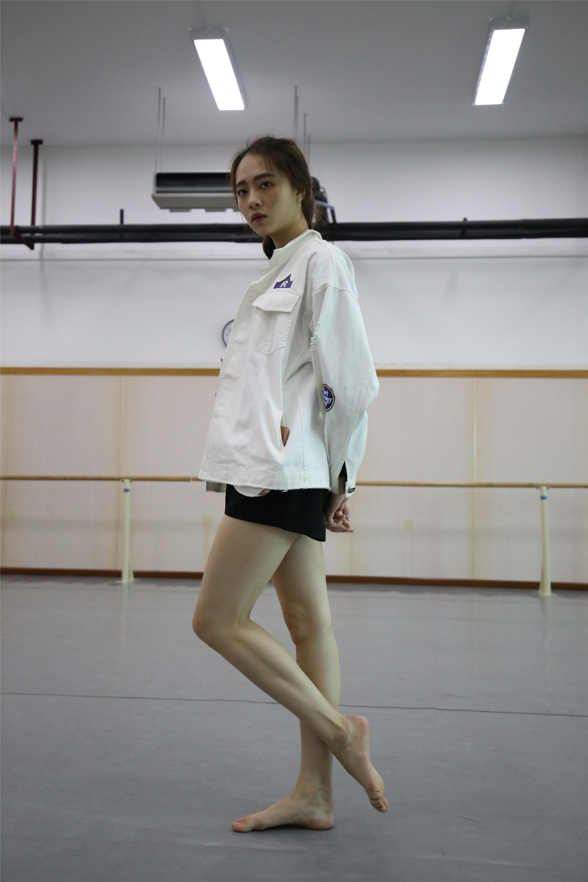 大西瓜美女图片 Z2-3 衫裸足561p4