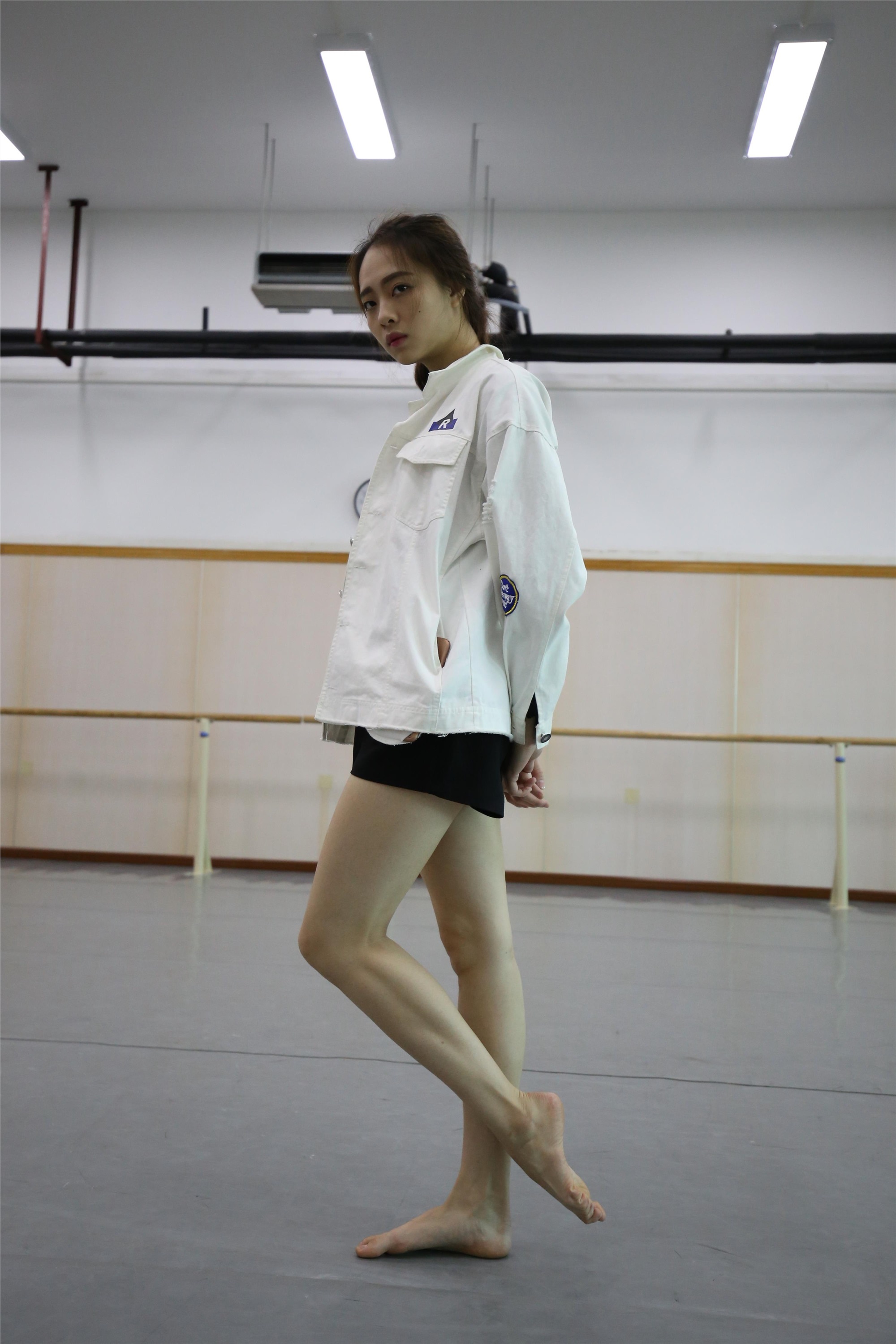 大西瓜美女图片 Z2-3 衫裸足561p4