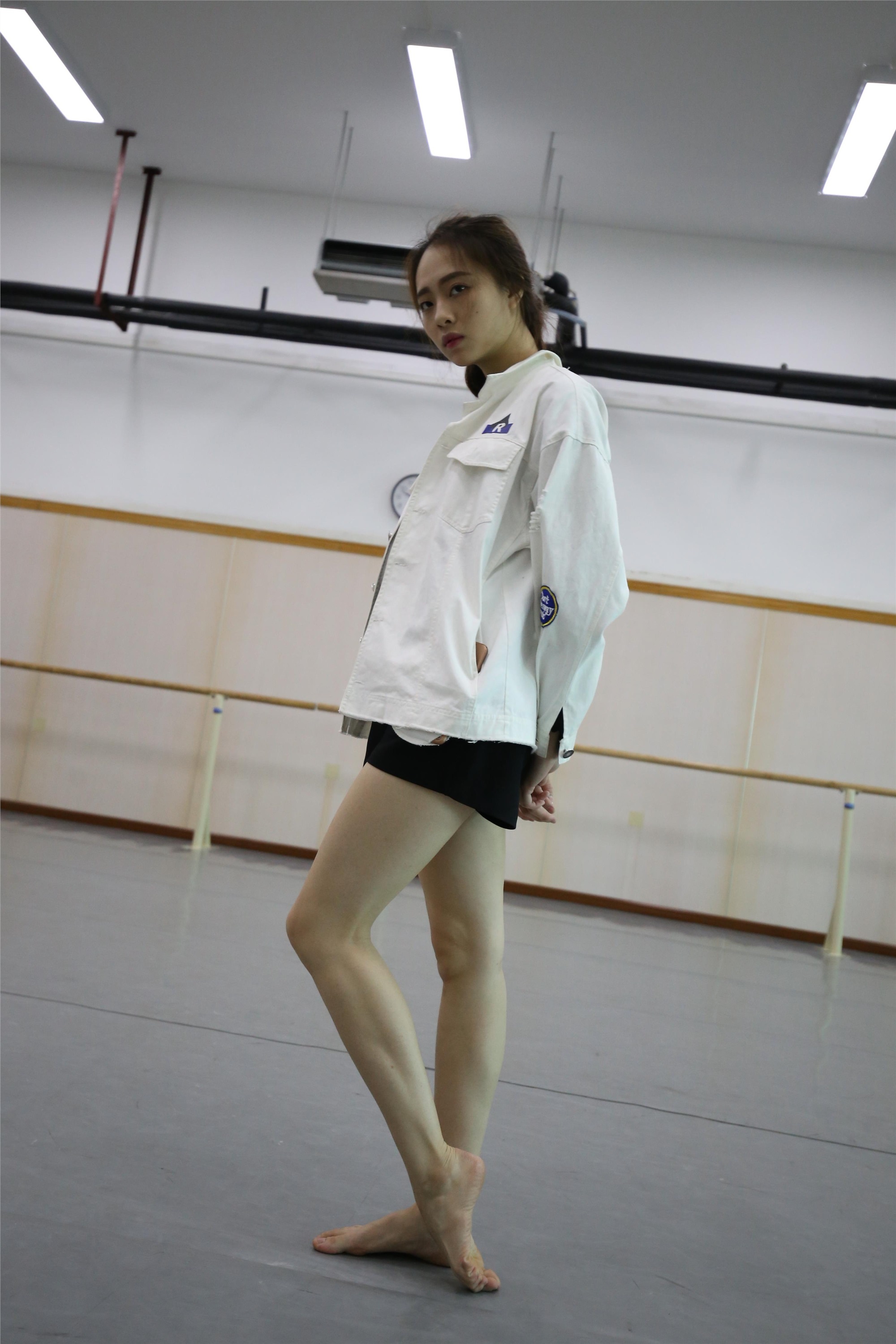 大西瓜美女图片 Z2-3 衫裸足561p4