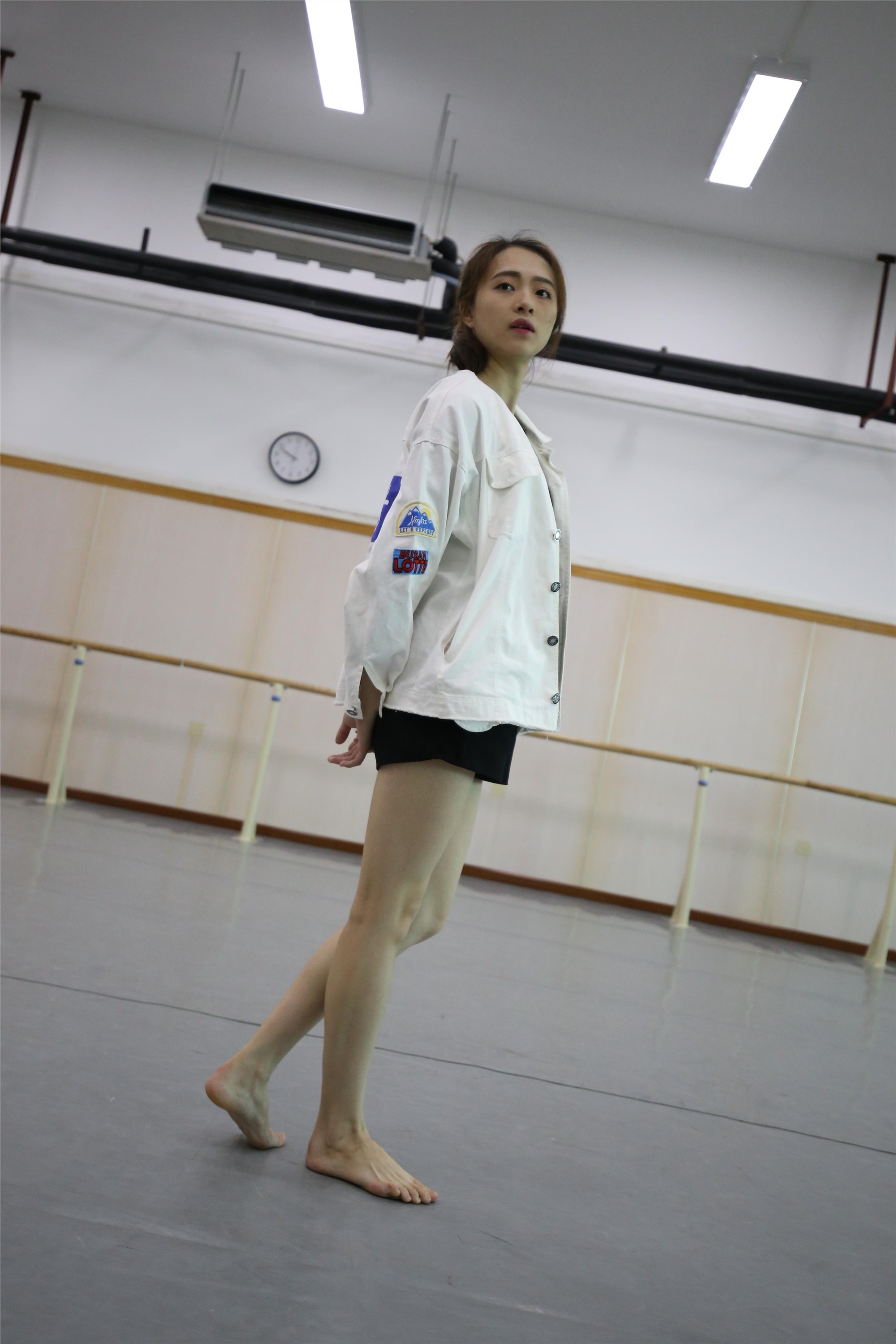 大西瓜美女图片 Z2-3 衫裸足561p4