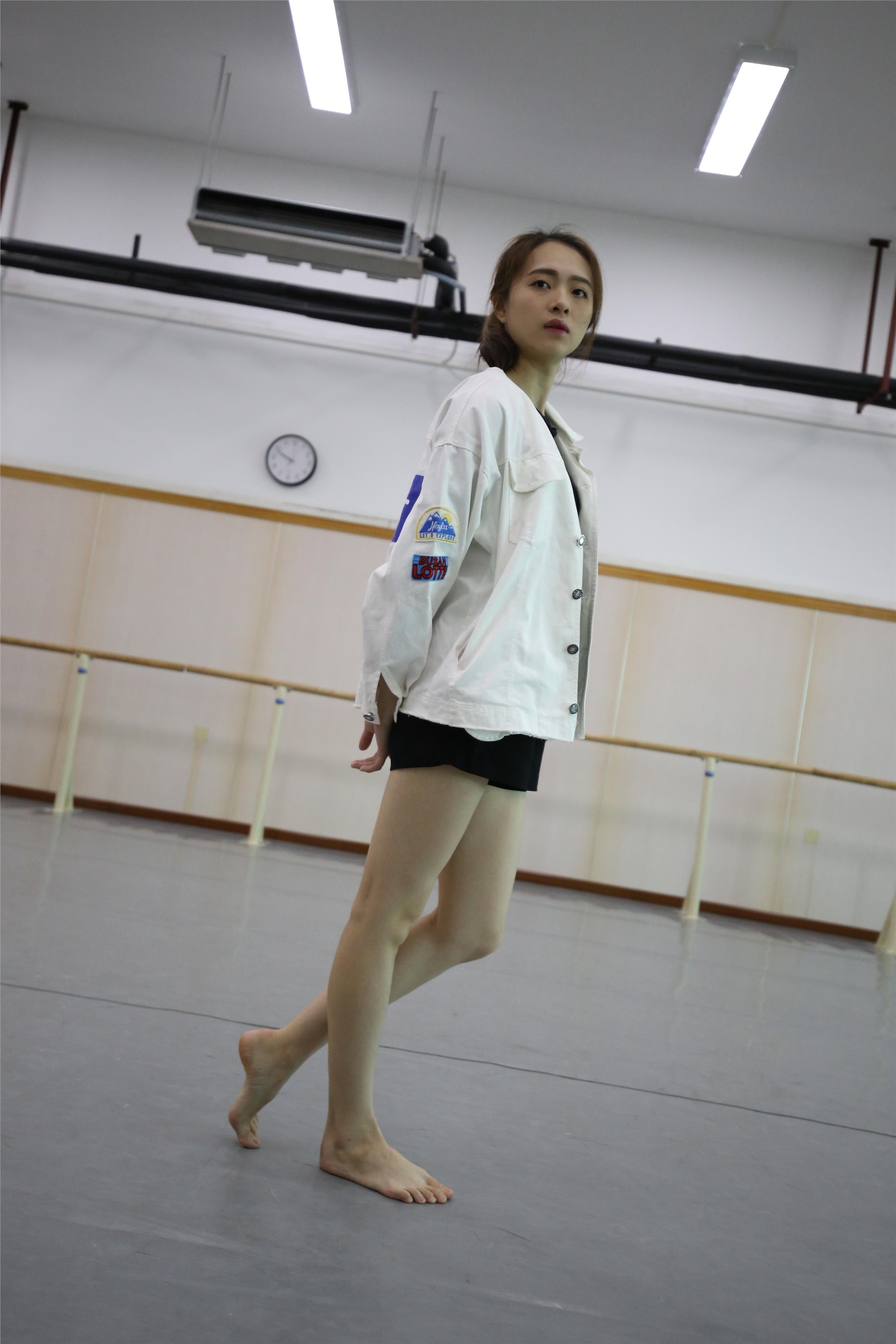 大西瓜美女图片 Z2-3 衫裸足561p4