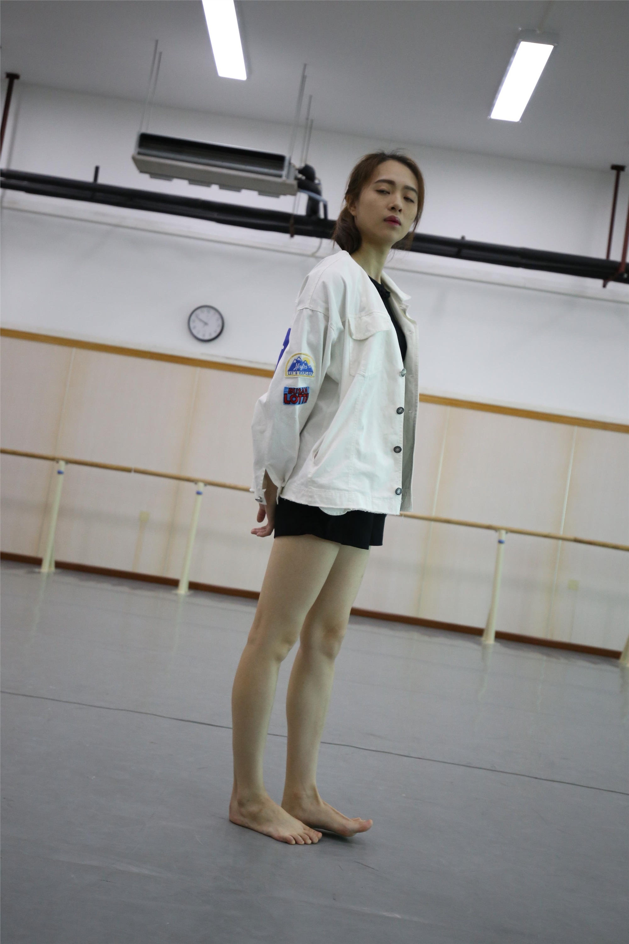 大西瓜美女图片 Z2-3 衫裸足561p4