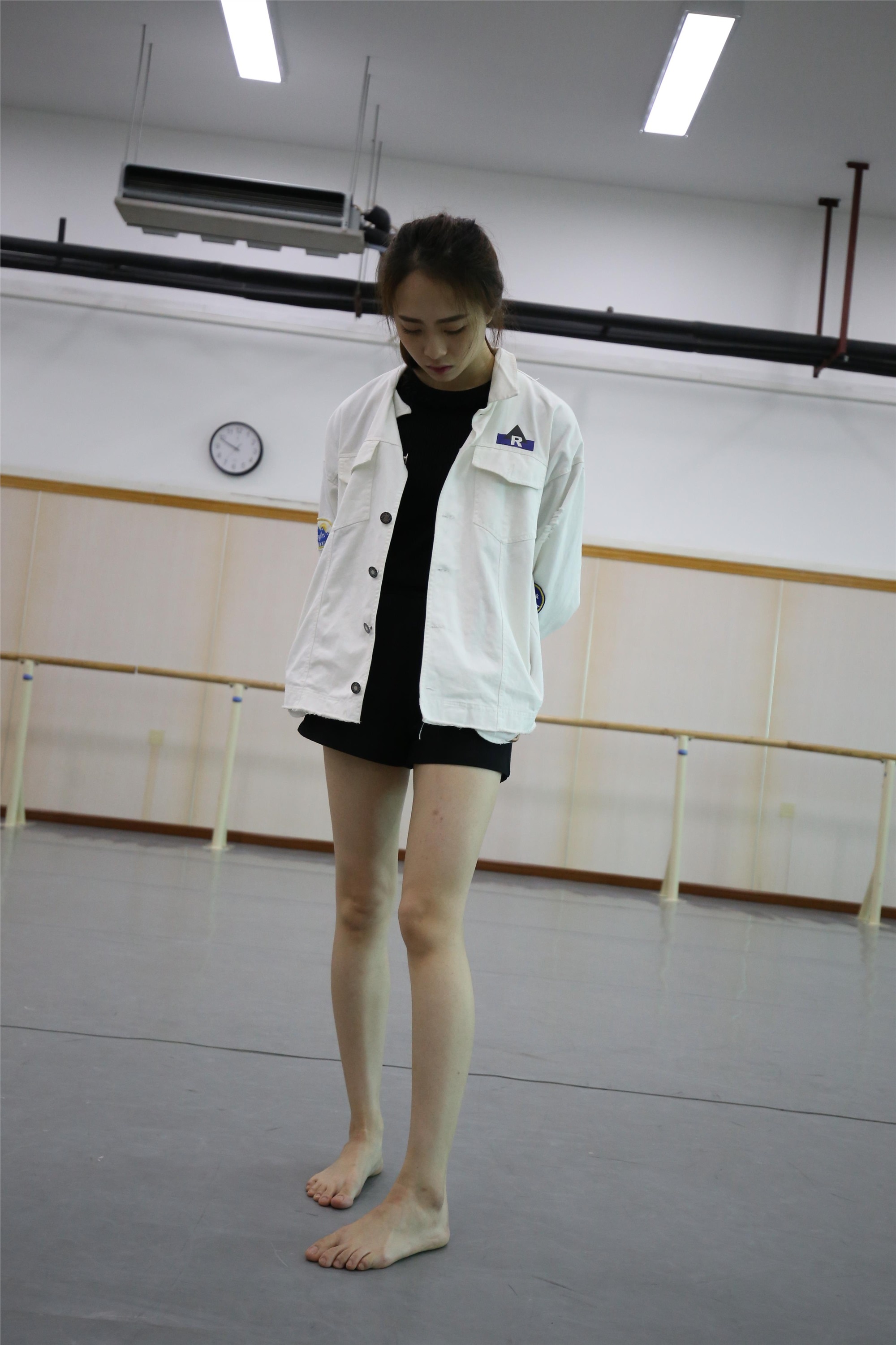 大西瓜美女图片 Z2-3 衫裸足561p4