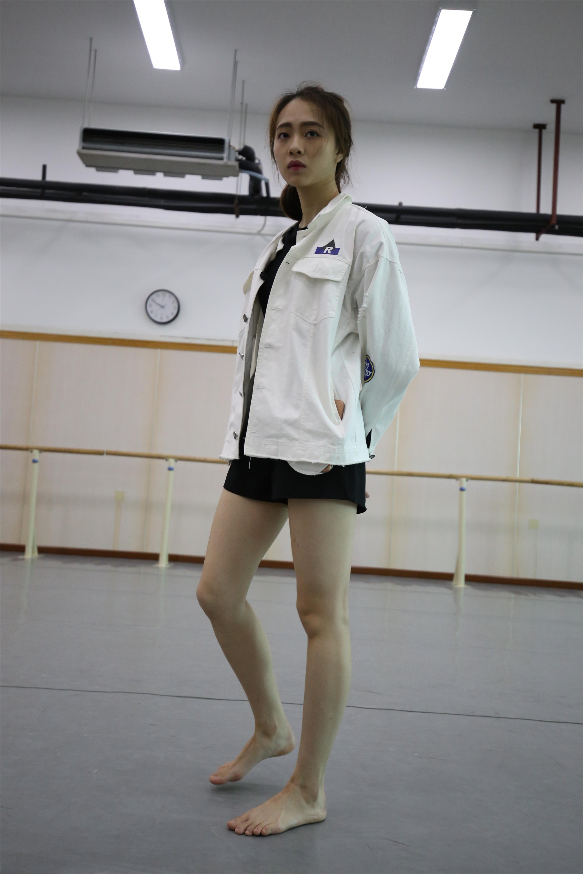 大西瓜美女图片 Z2-3 衫裸足561p4