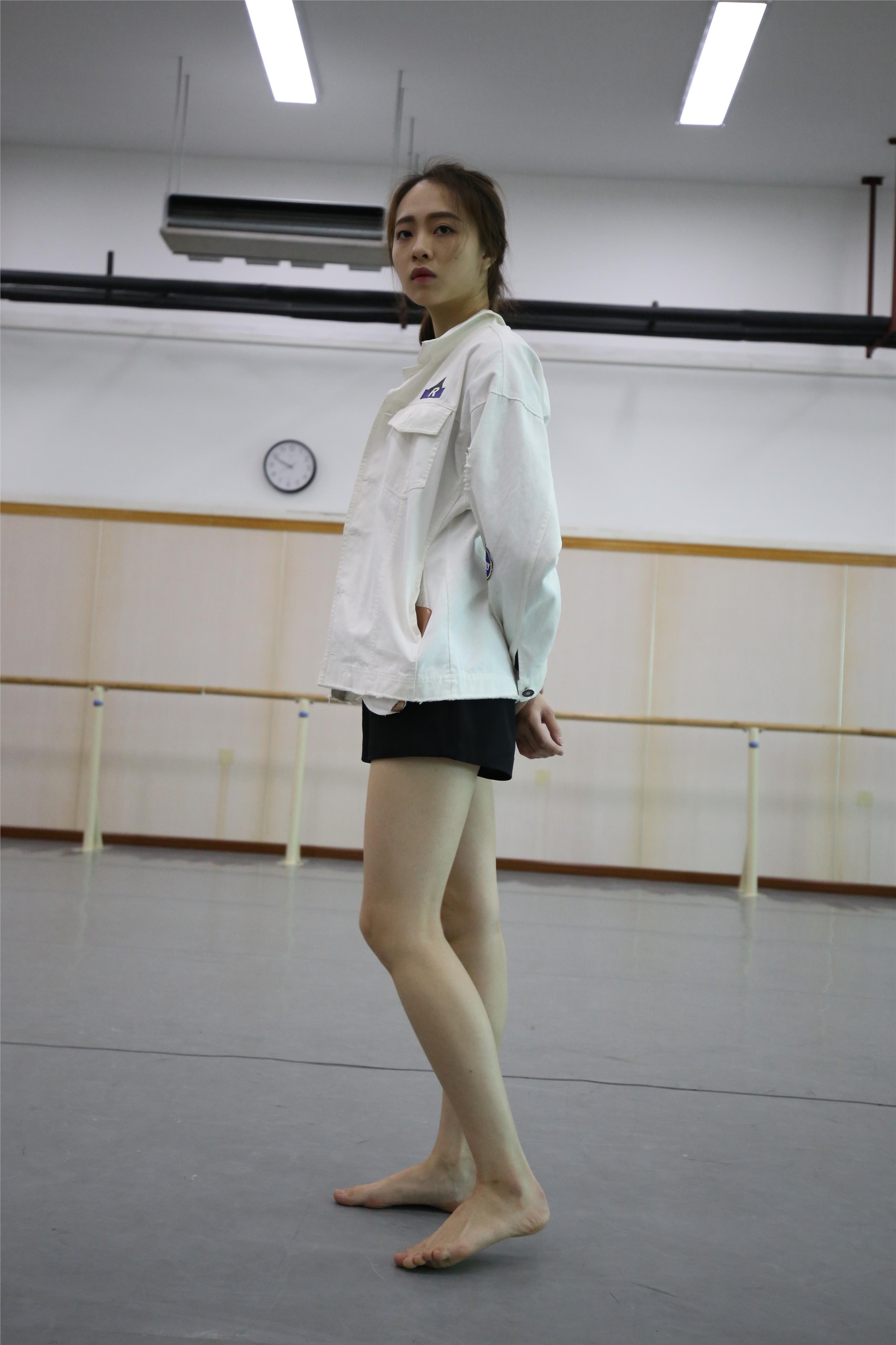 大西瓜美女图片 Z2-3 衫裸足561p4