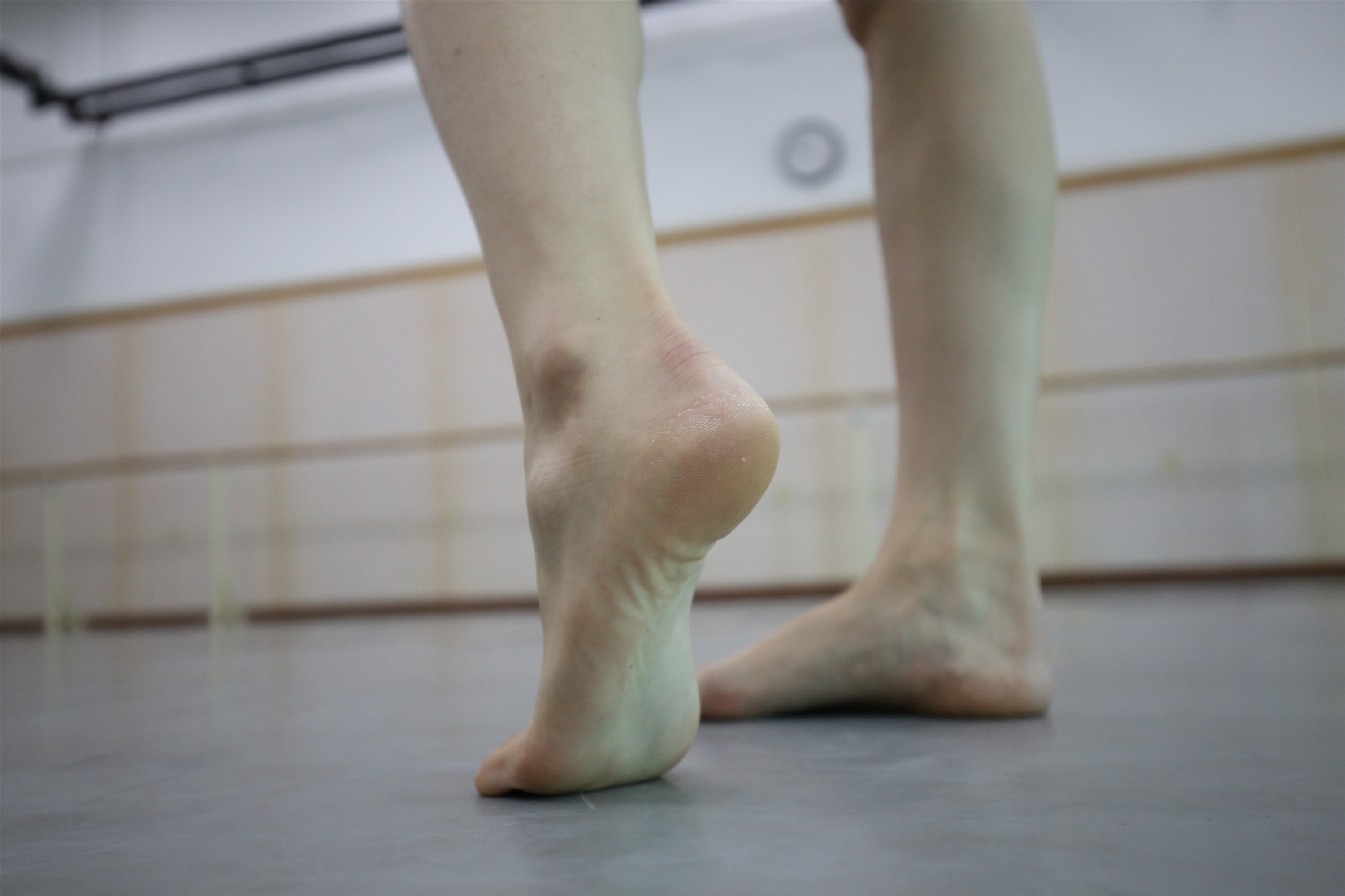 大西瓜美女图片 Z2-3 衫裸足561p4