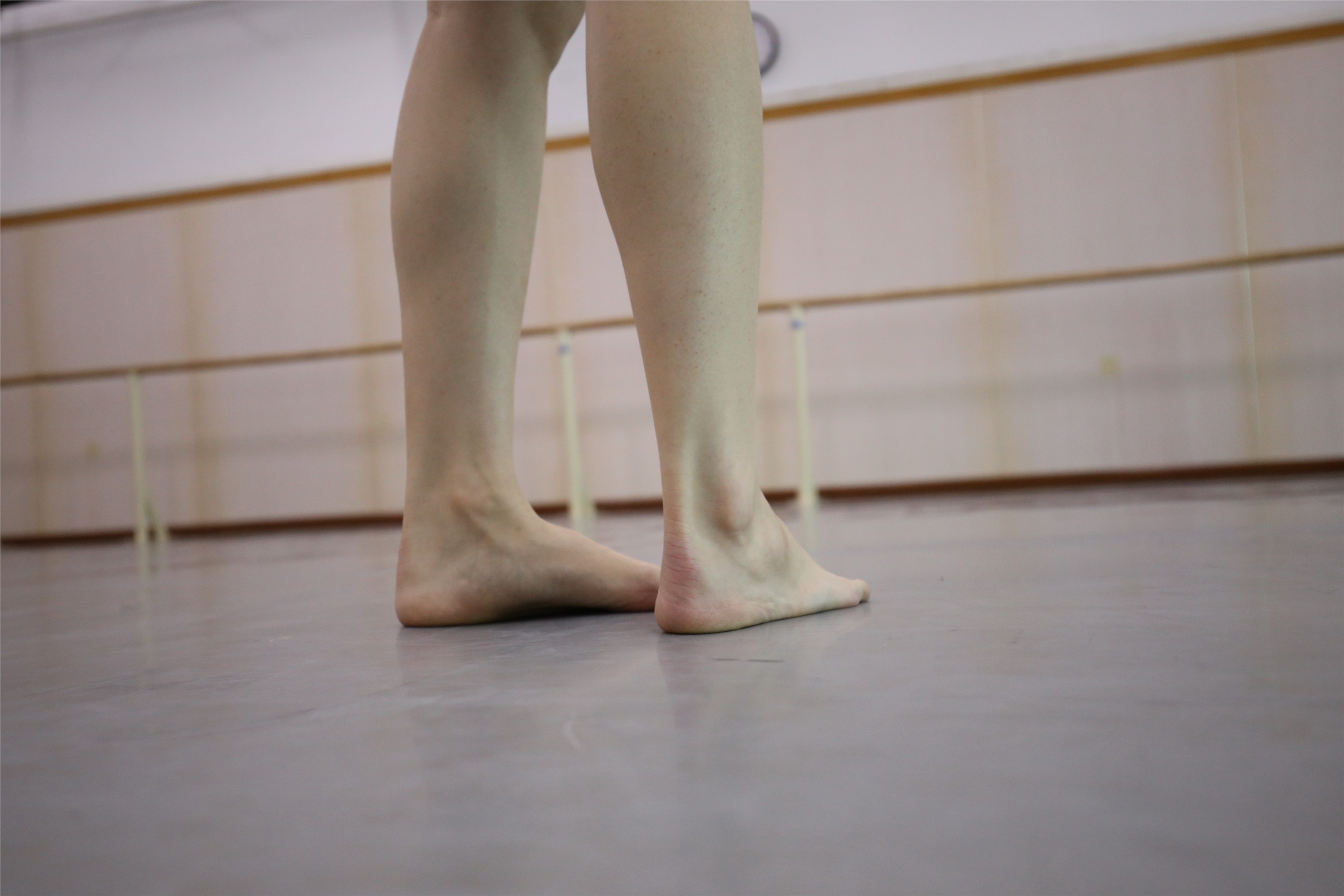 大西瓜美女图片 Z2-3 衫裸足561p4