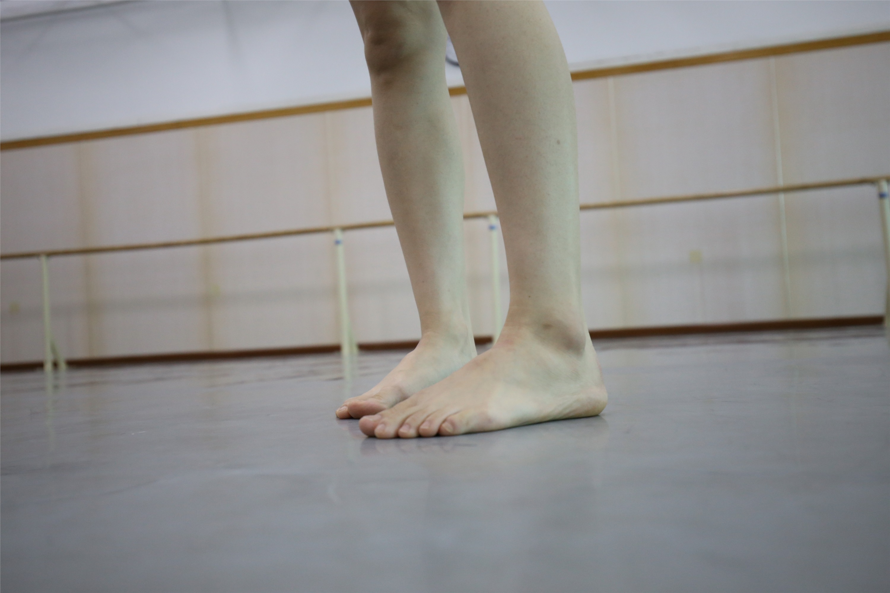 大西瓜美女图片 Z2-3 衫裸足561p4