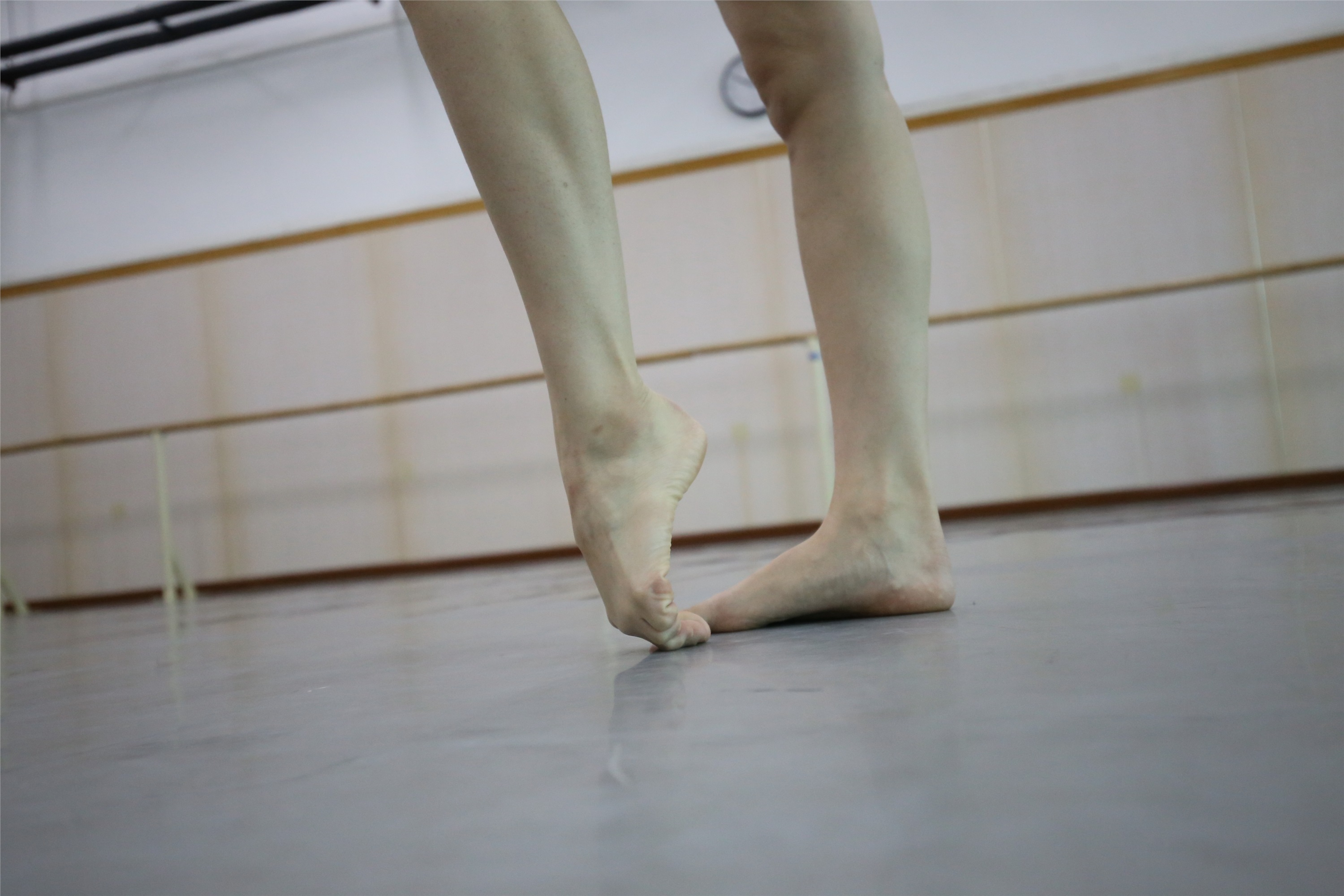 大西瓜美女图片 Z2-3 衫裸足561p4