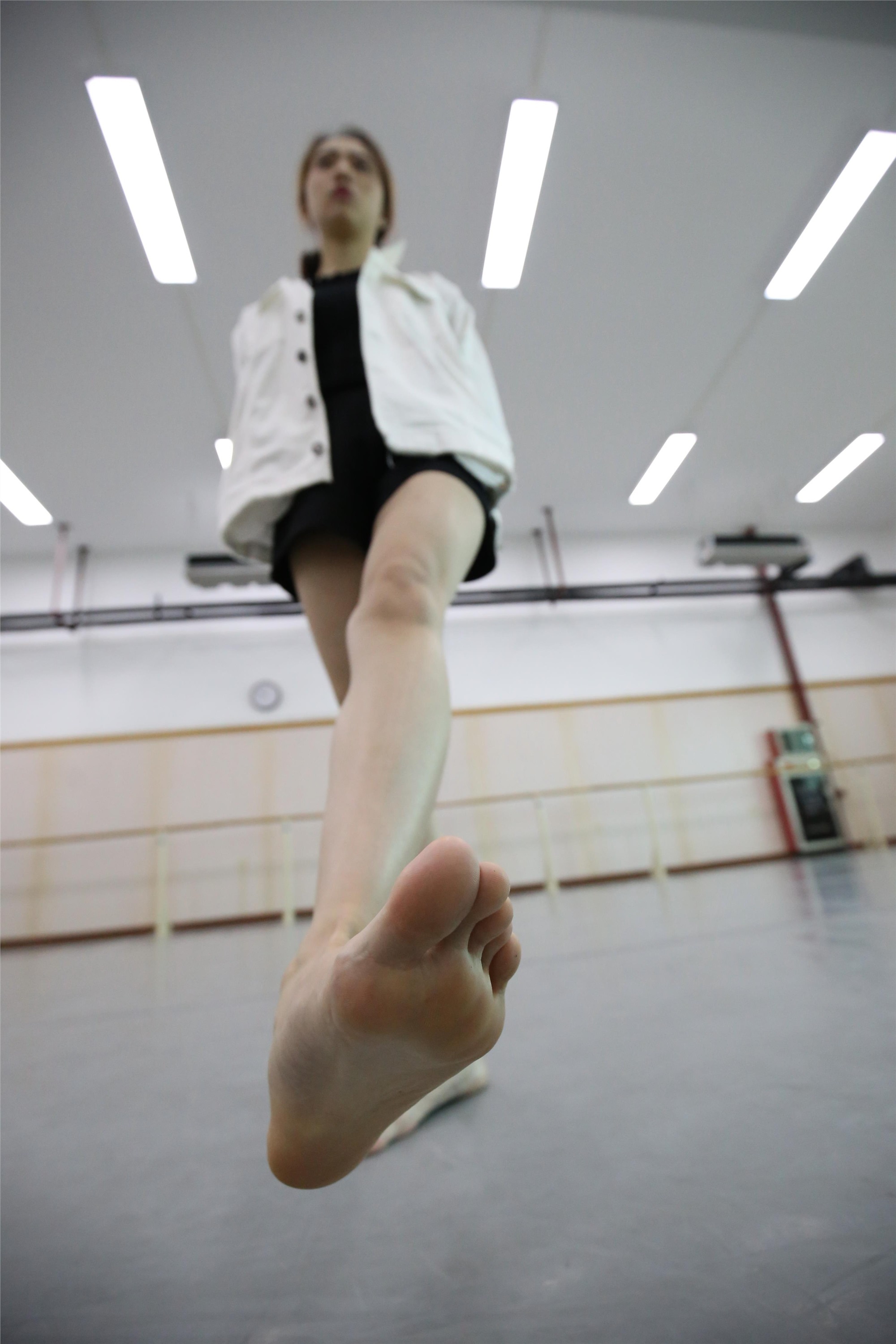 大西瓜美女图片 Z2-3 衫裸足561p4