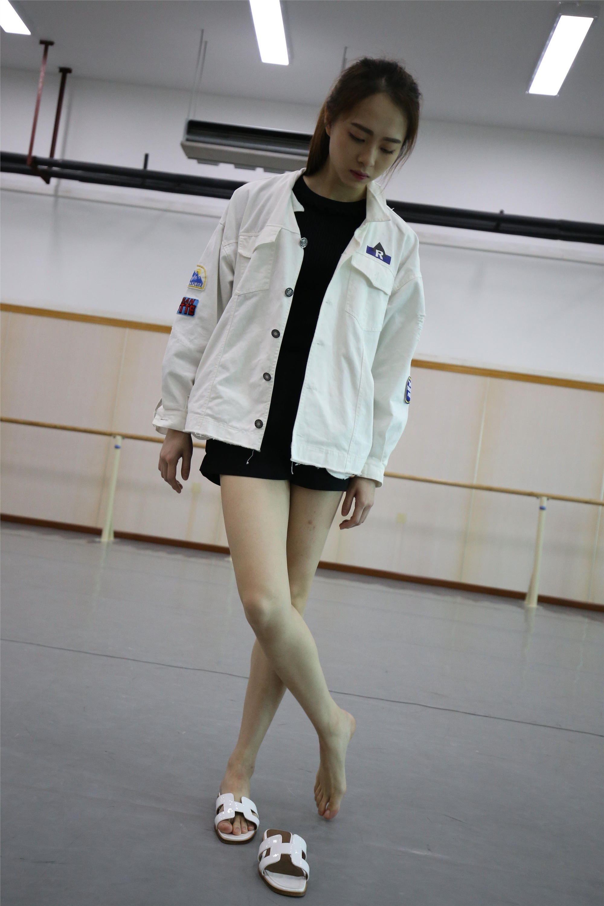 大西瓜美女图片 Z2-3 衫裸足561p4