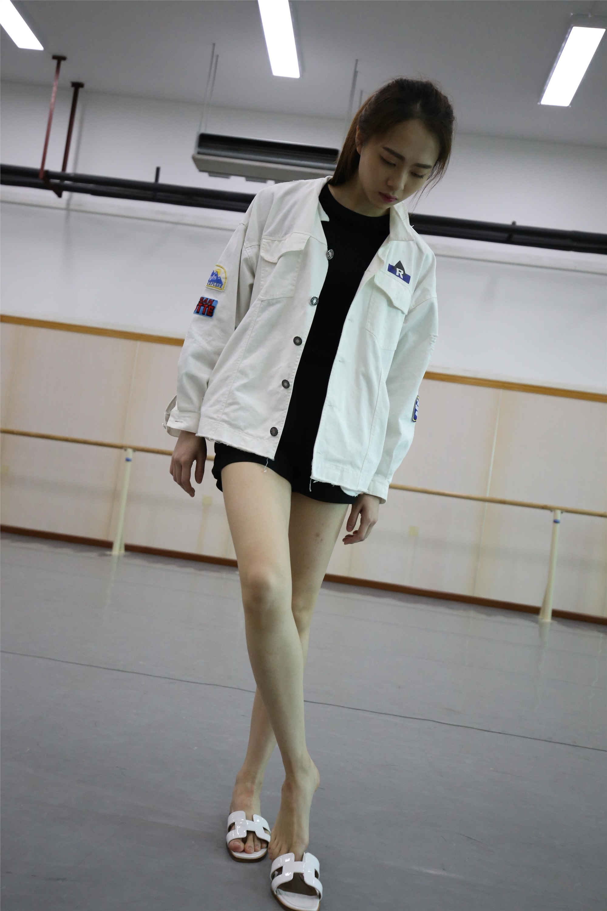 大西瓜美女图片 Z2-3 衫裸足561p4