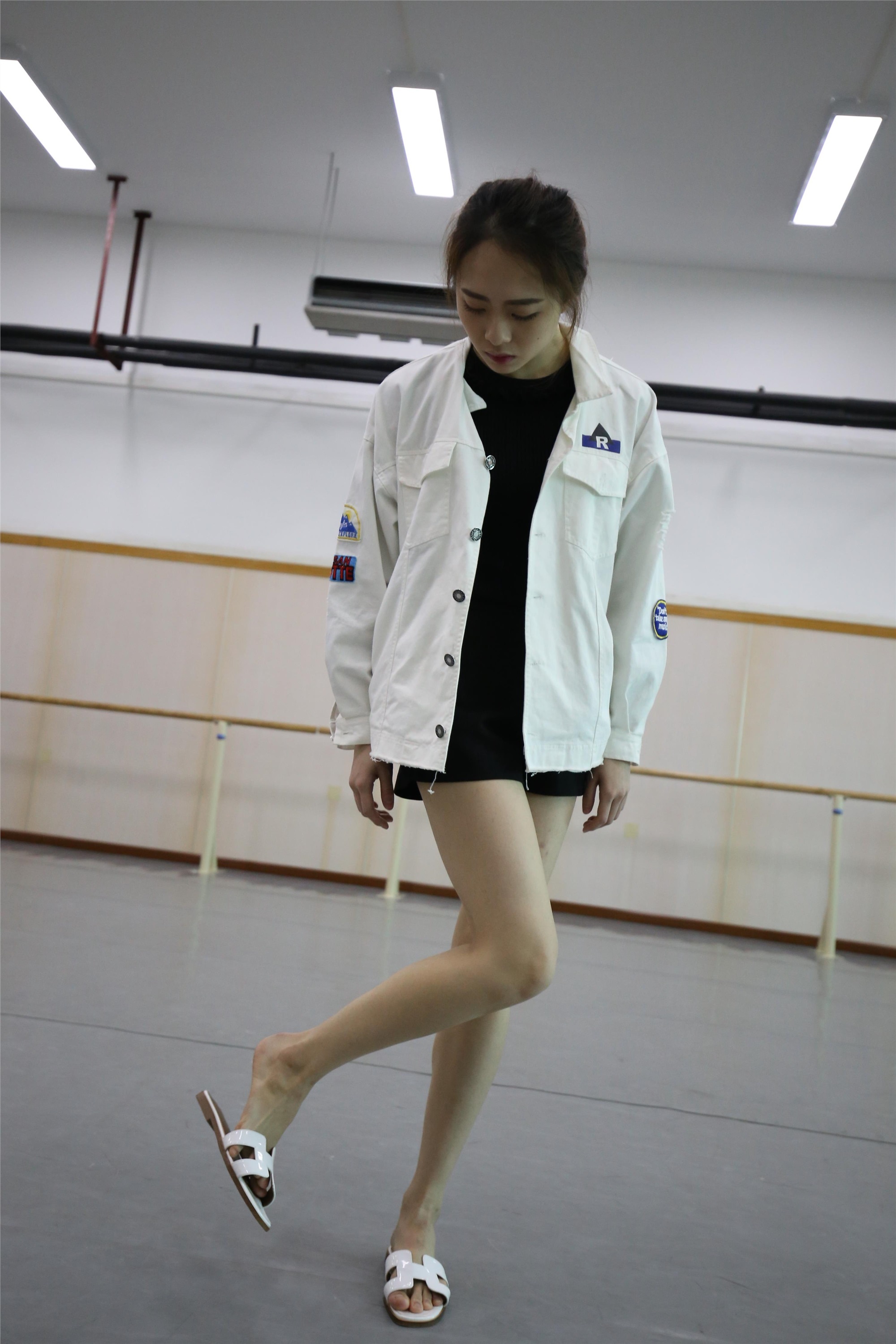 大西瓜美女图片 Z2-3 衫裸足561p4