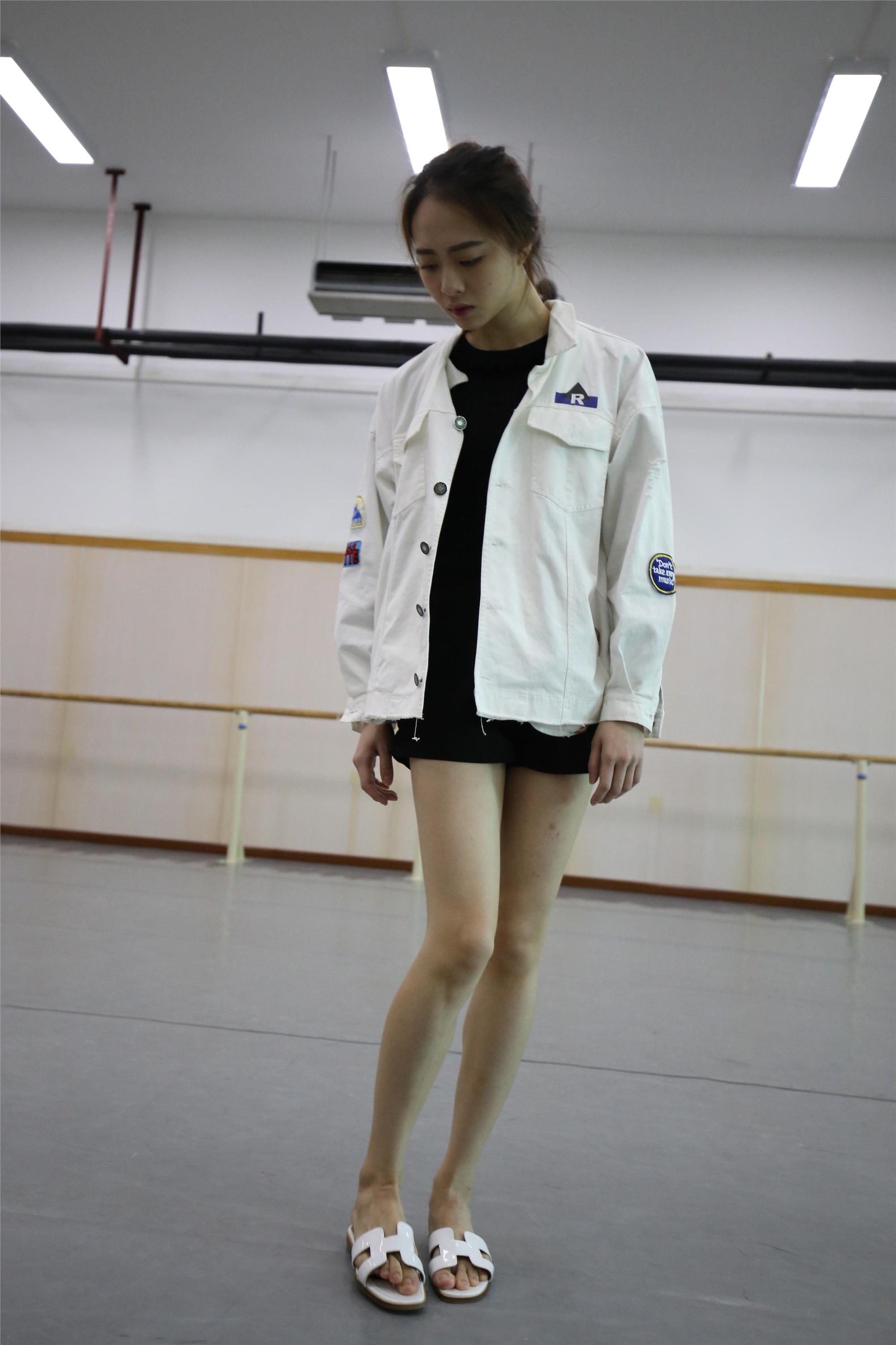 大西瓜美女图片 Z2-3 衫裸足561p4