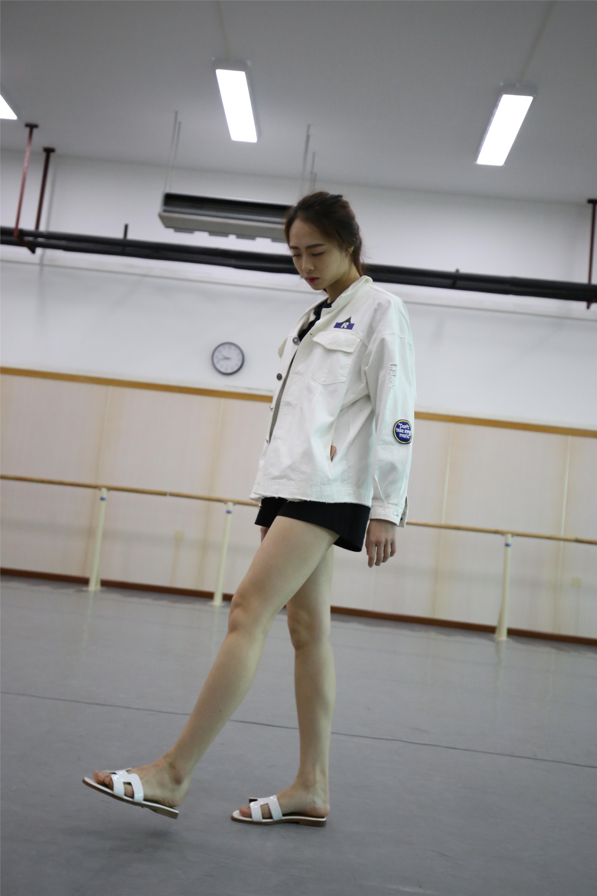 大西瓜美女图片 Z2-3 衫裸足561p4