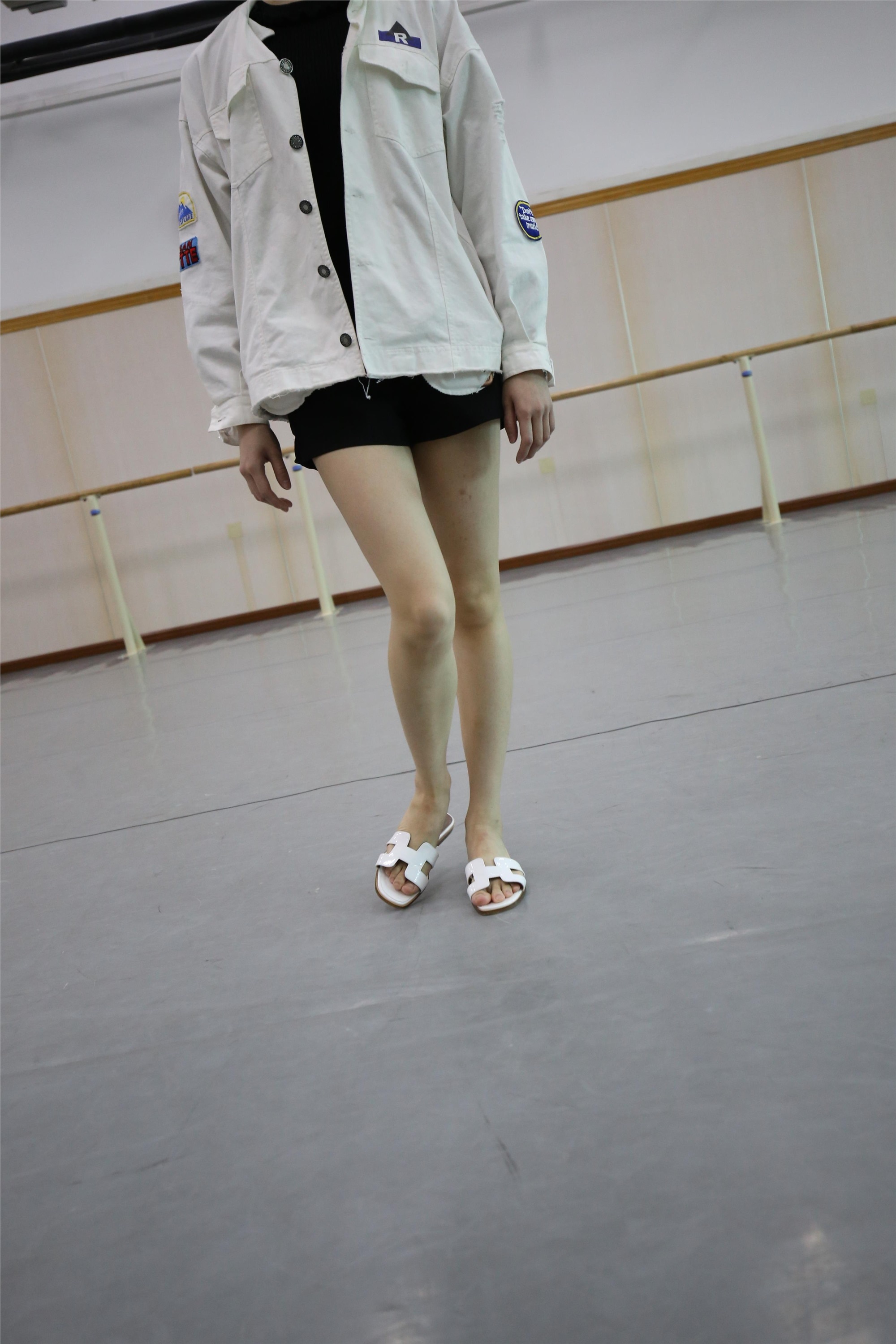 大西瓜美女图片 Z2-3 衫裸足561p4