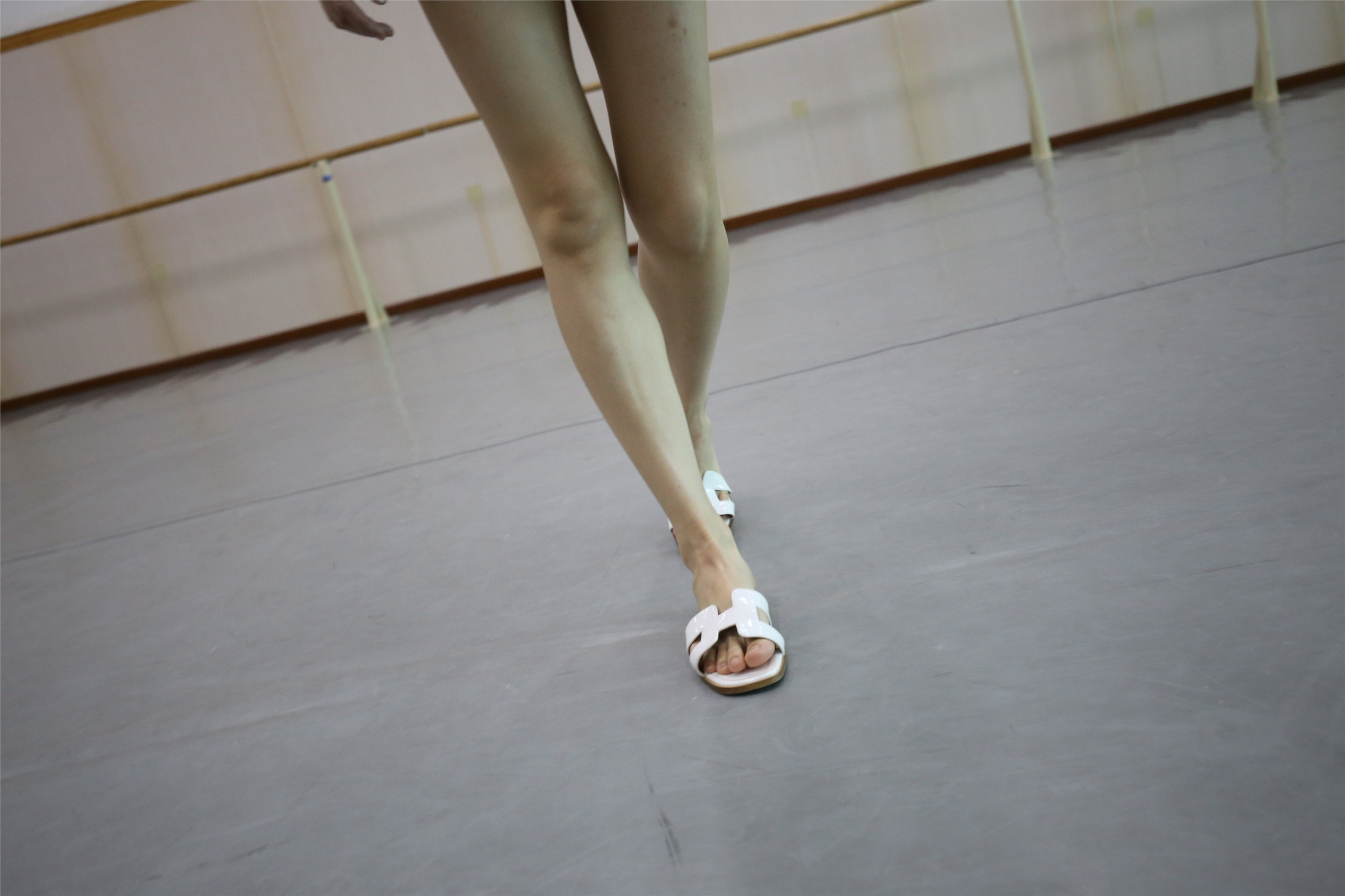 大西瓜美女图片 Z2-3 衫裸足561p4