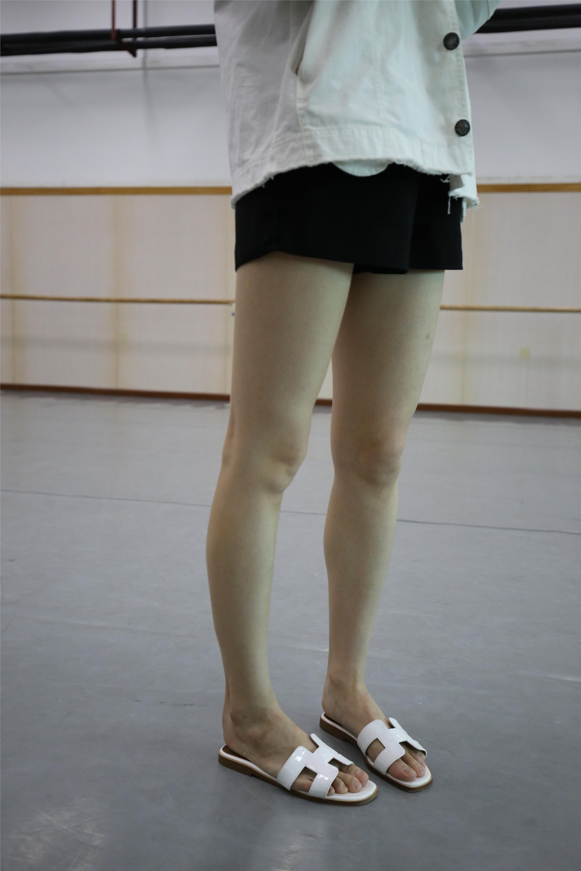 大西瓜美女图片 Z2-3 衫裸足561p4