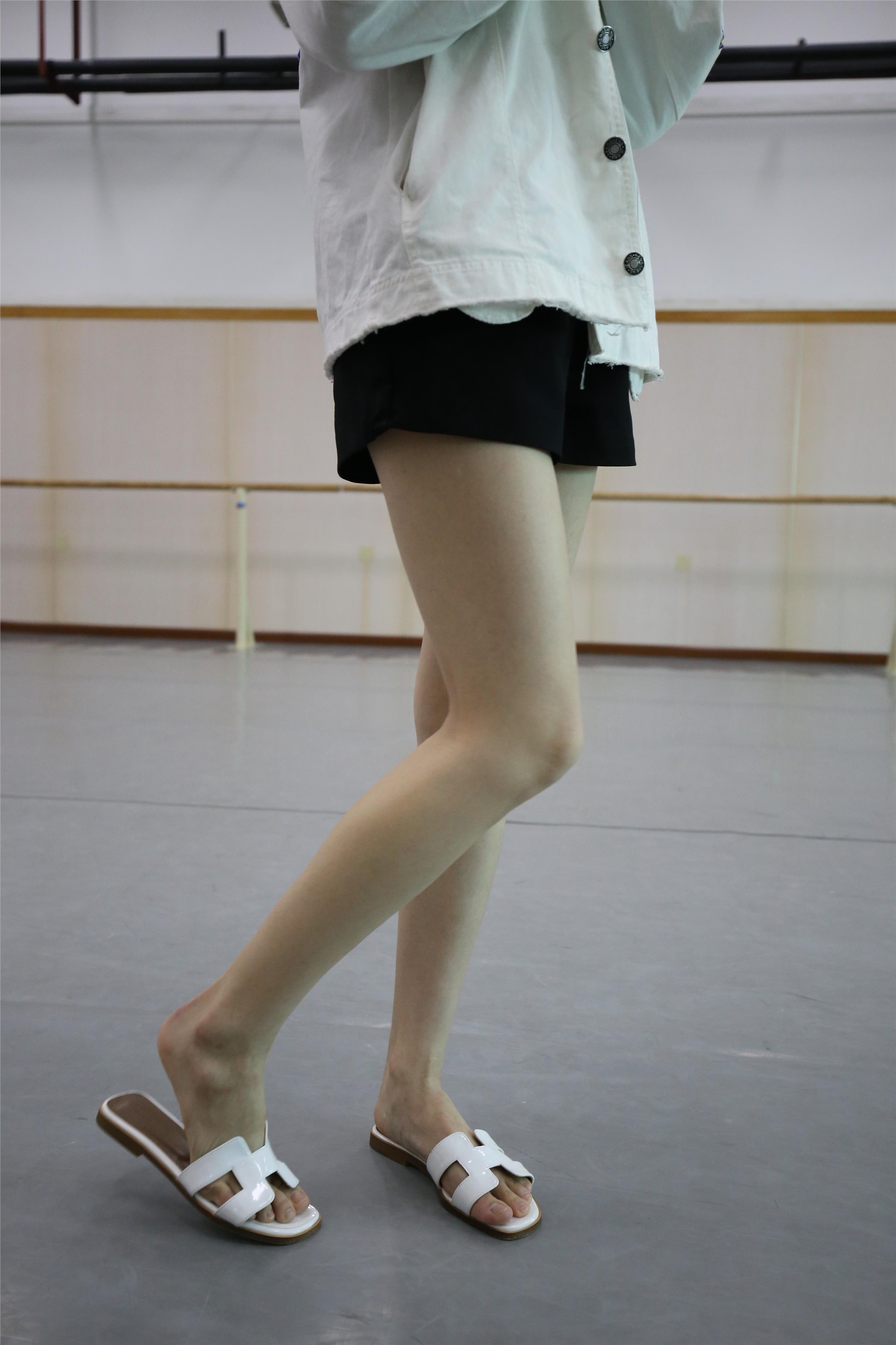 大西瓜美女图片 Z2-3 衫裸足561p4