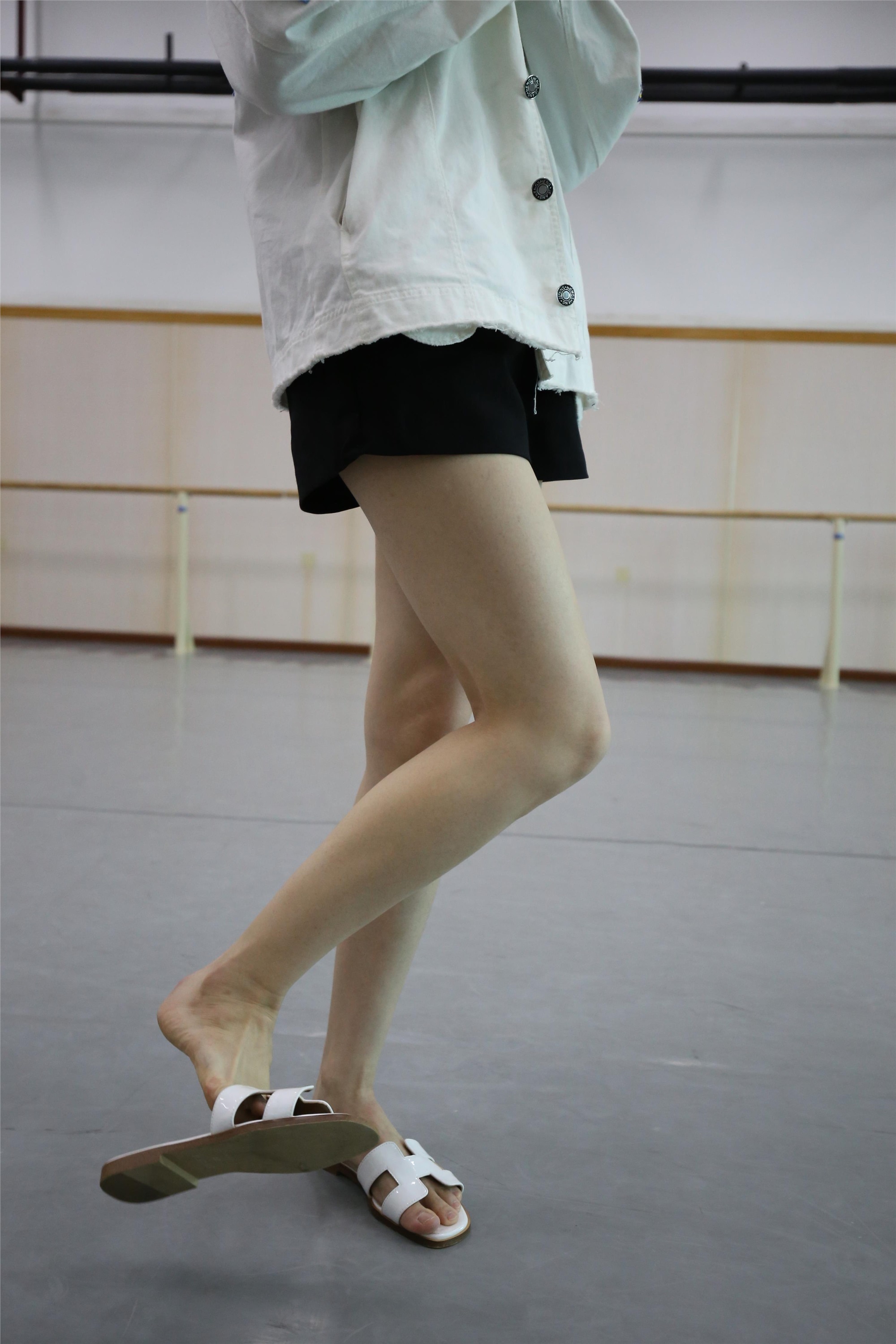 大西瓜美女图片 Z2-3 衫裸足561p4