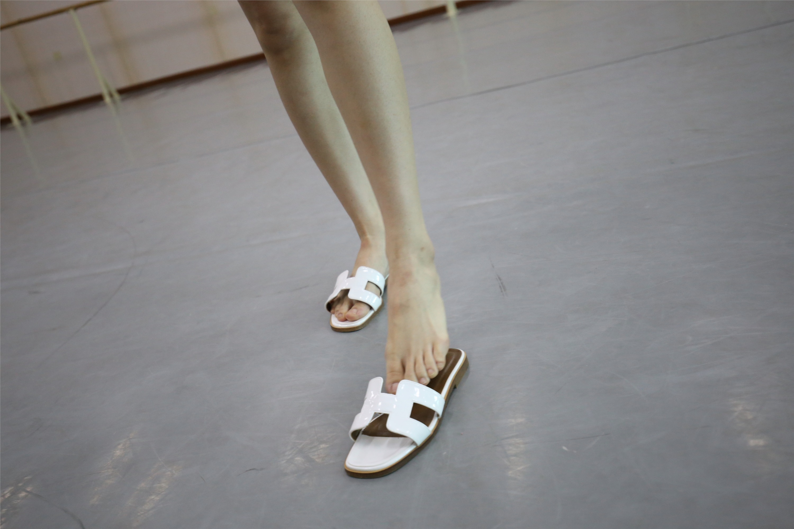 大西瓜美女图片 Z2-3 衫裸足561p4