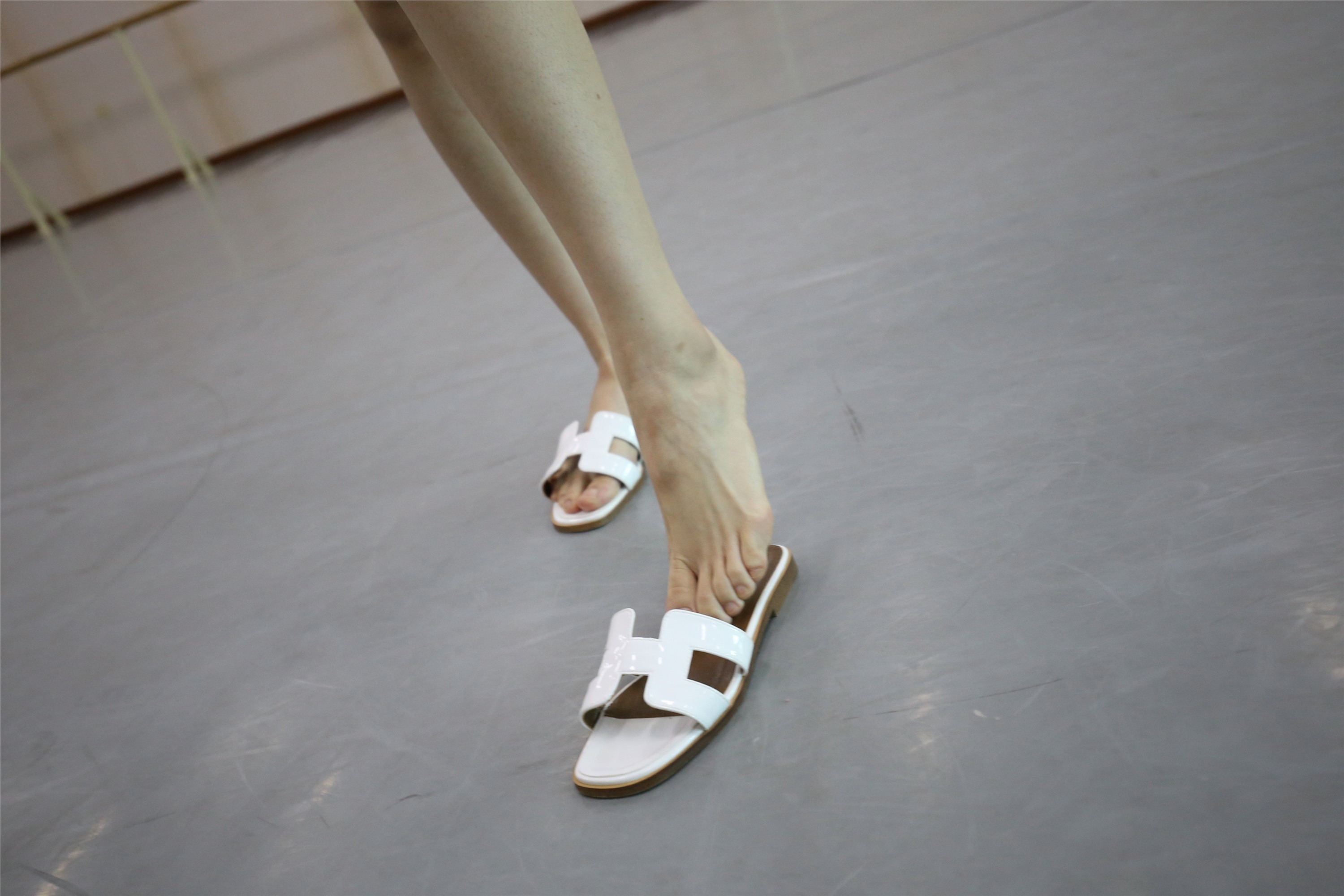 大西瓜美女图片 Z2-3 衫裸足561p4