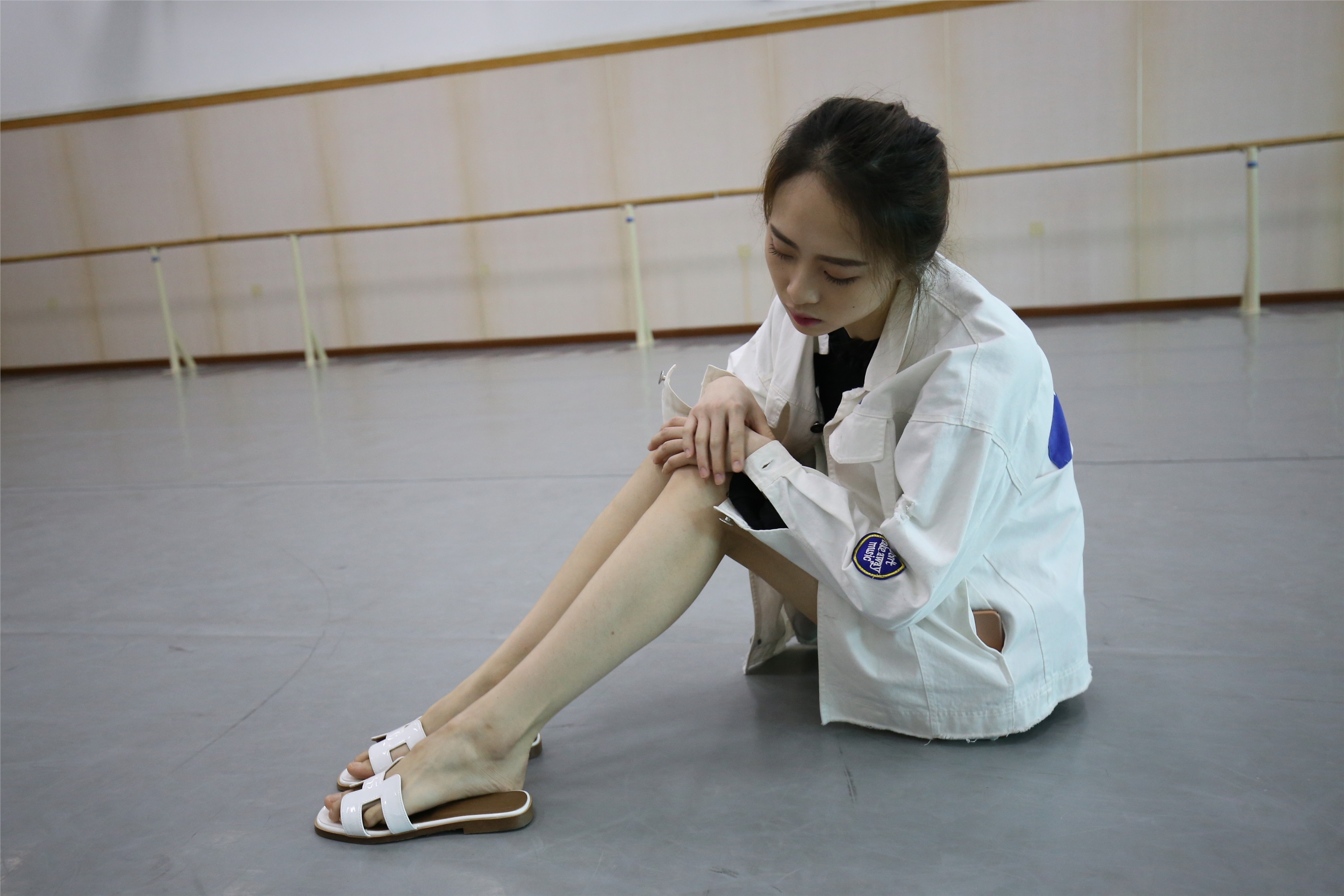 大西瓜美女图片 Z2-3 衫裸足561p4