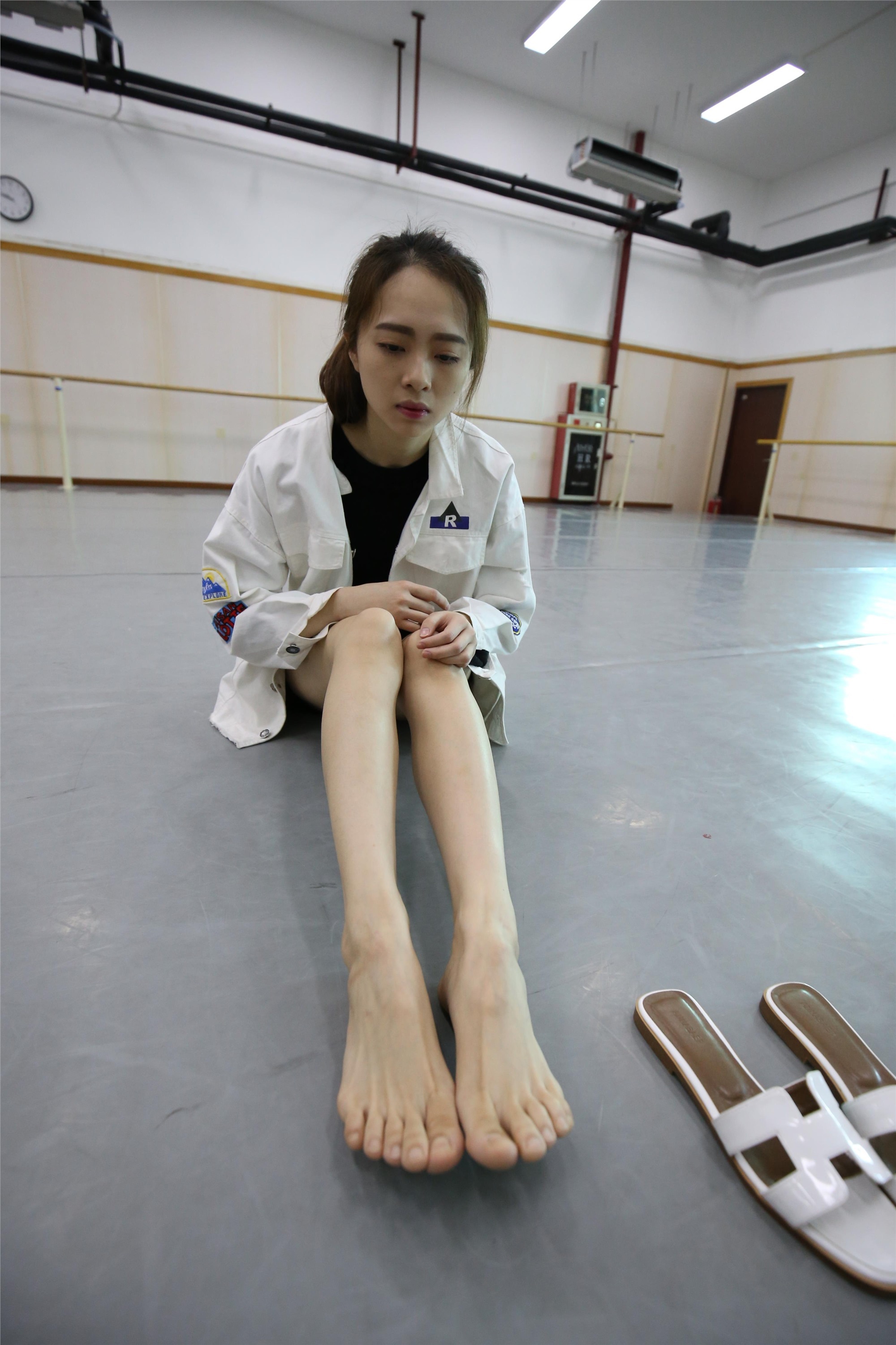 大西瓜美女图片 Z2-3 衫裸足561p4