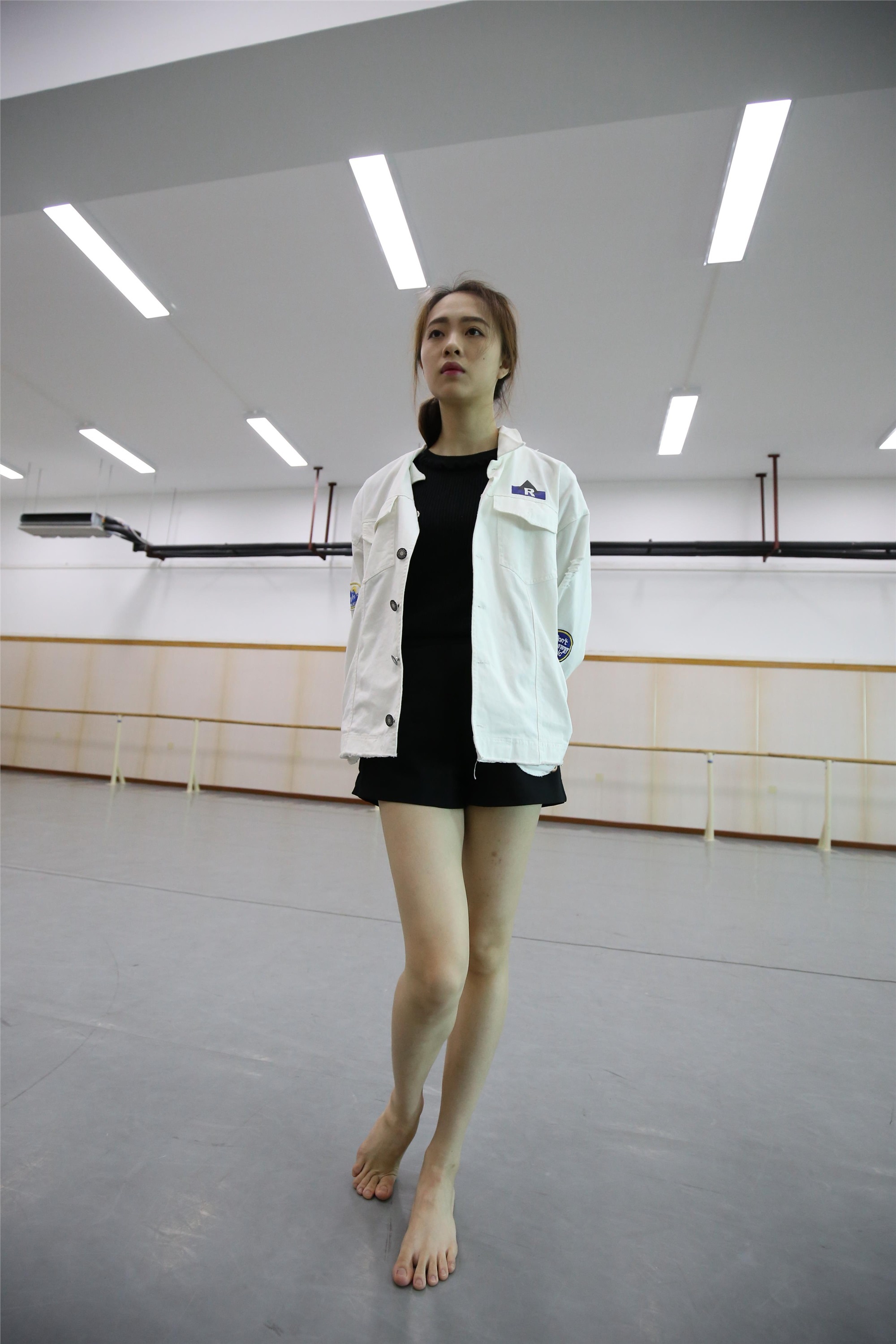 大西瓜美女图片 Z2-3 衫裸足561p4