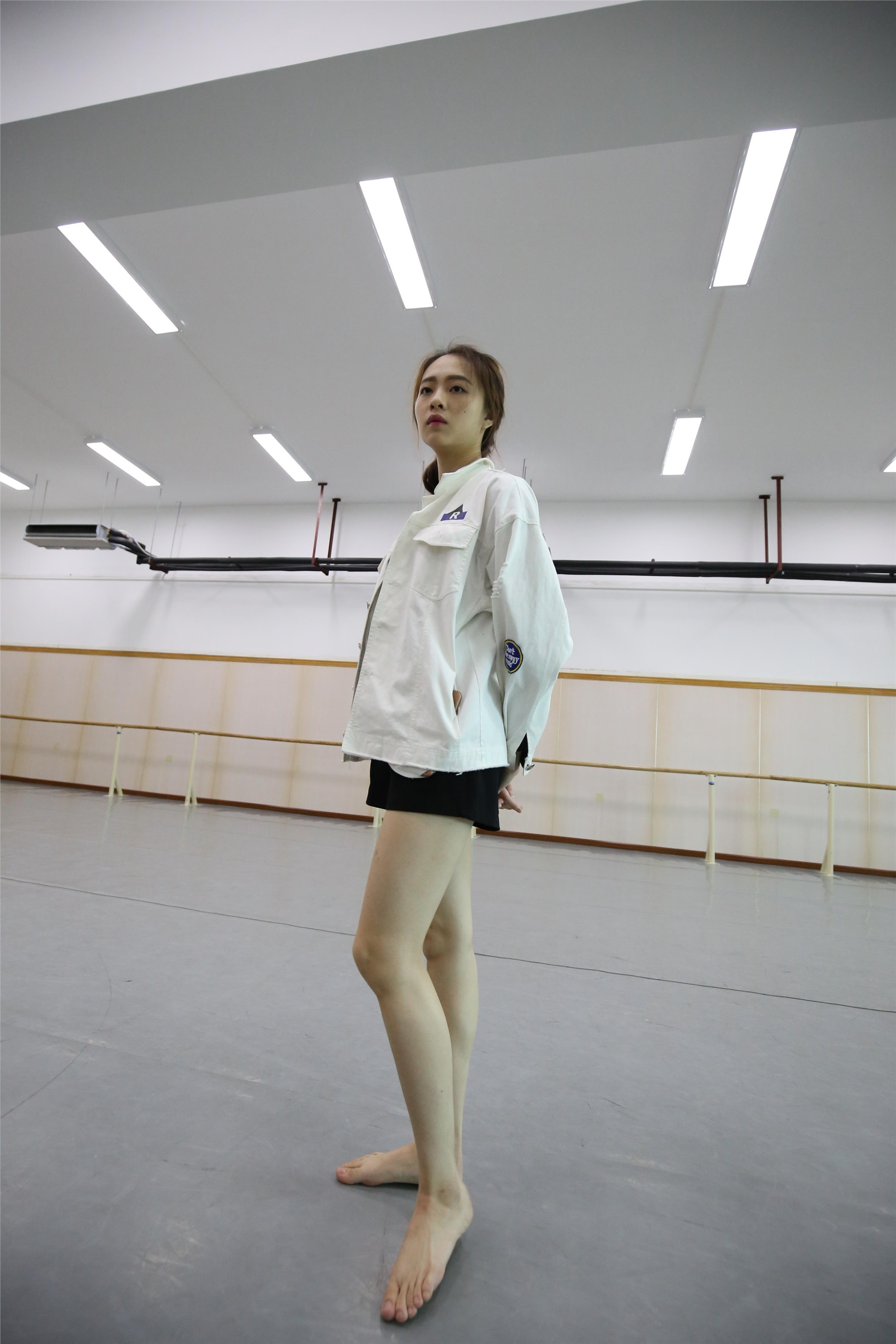 大西瓜美女图片 Z2-3 衫裸足561p4