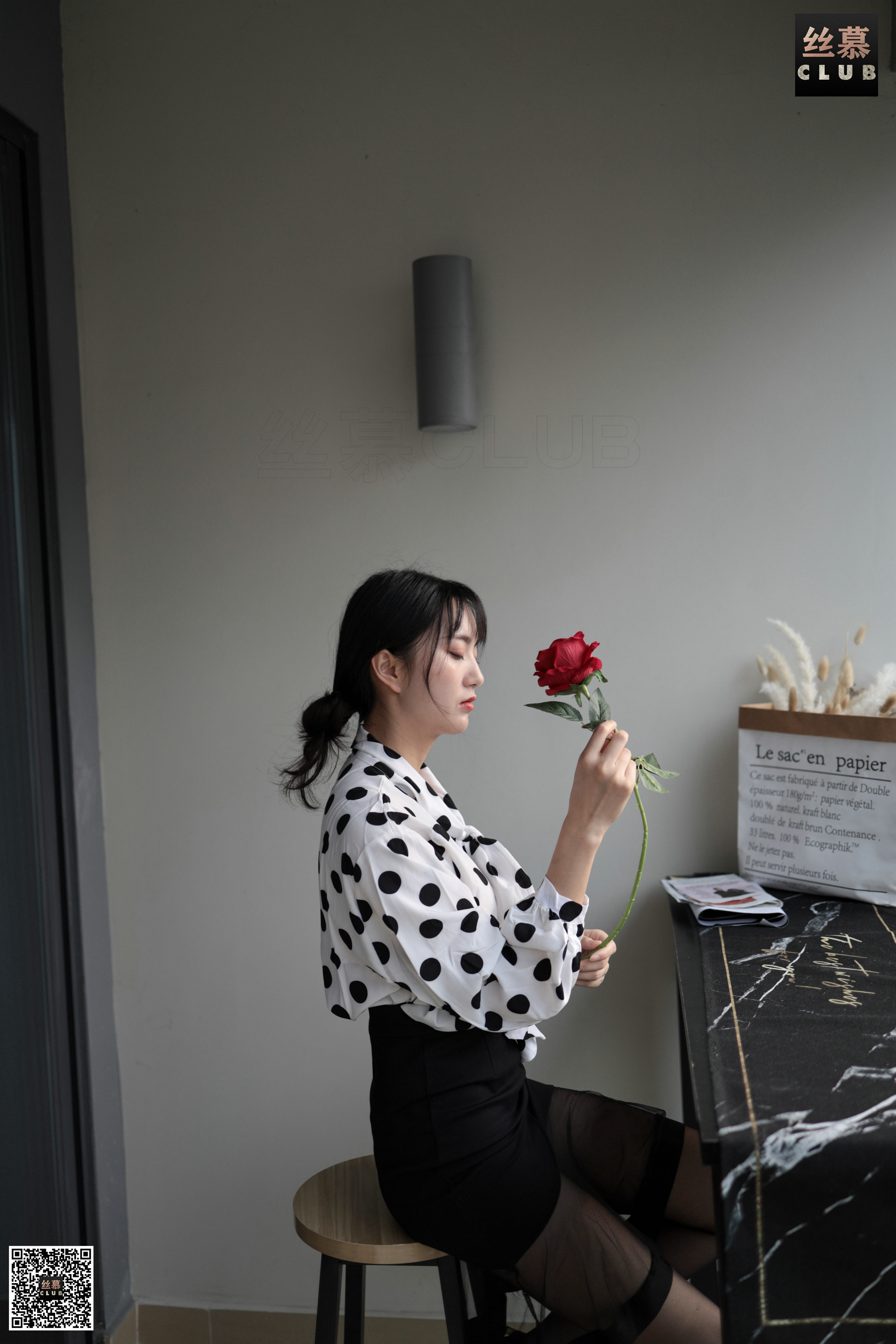 丝慕写真 SM093 佳佳 – 包裙里的秘密