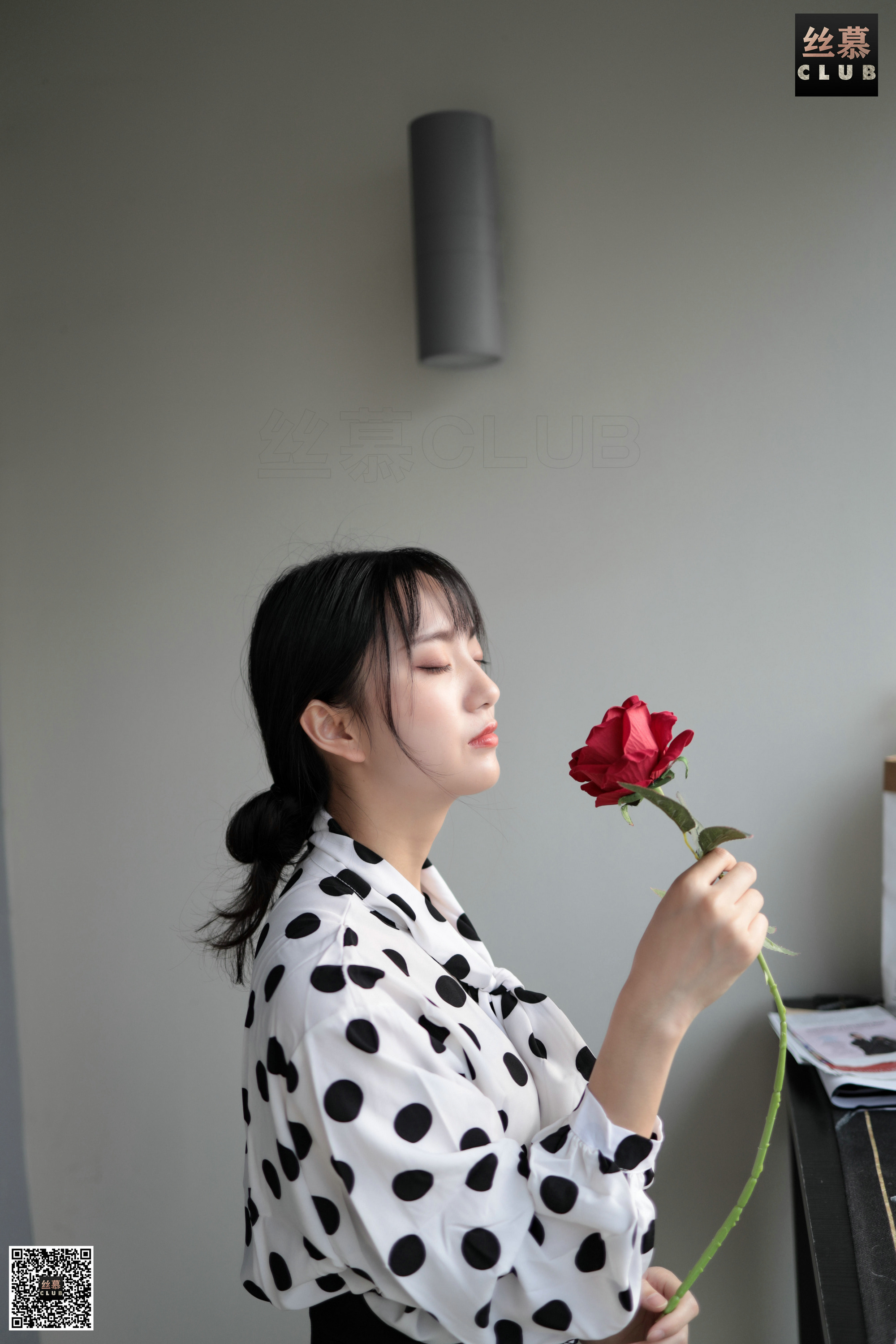 丝慕写真 SM093 佳佳 – 包裙里的秘密