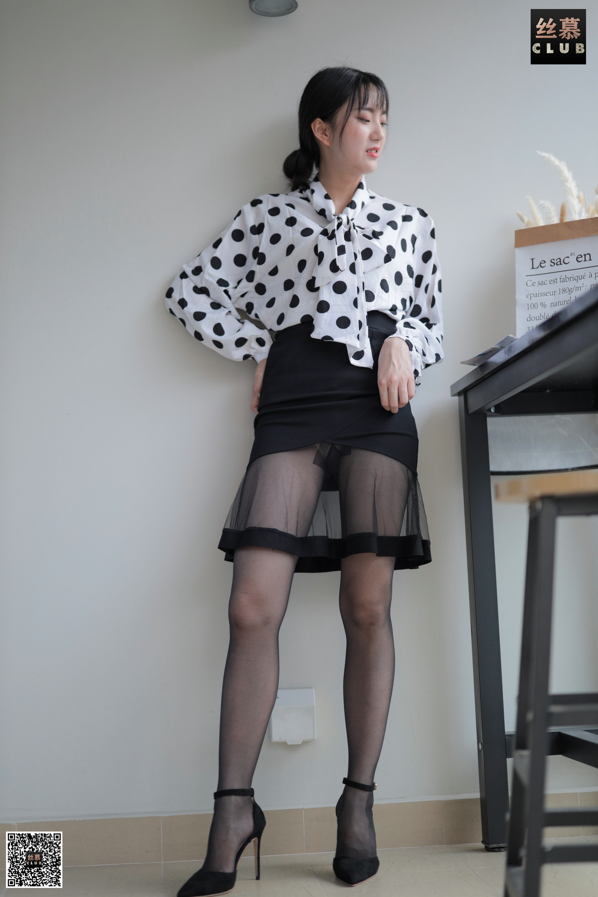 丝慕写真 SM093 佳佳 – 包裙里的秘密