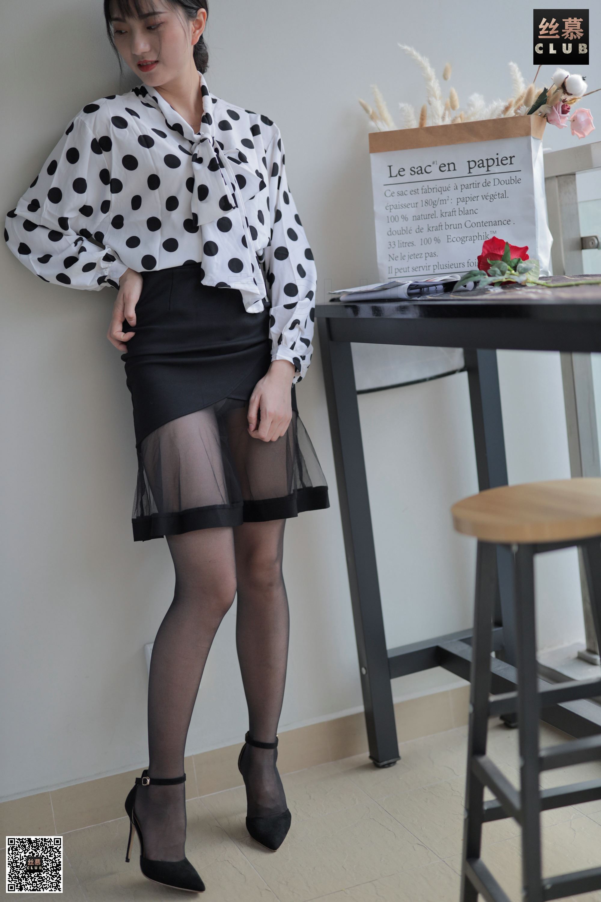 丝慕写真 SM093 佳佳 – 包裙里的秘密