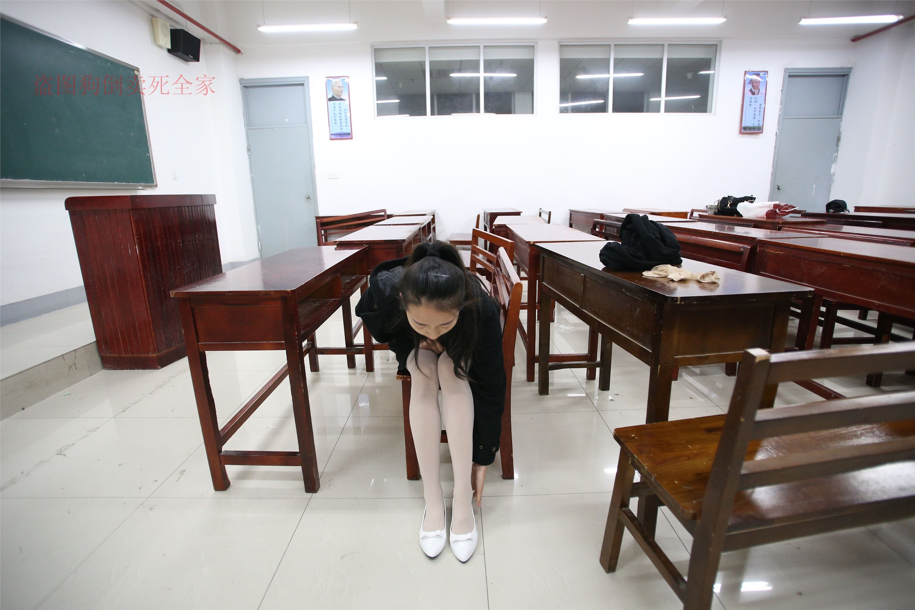 大西瓜美女图片 Z4-4 教室电梯白袜 336p1