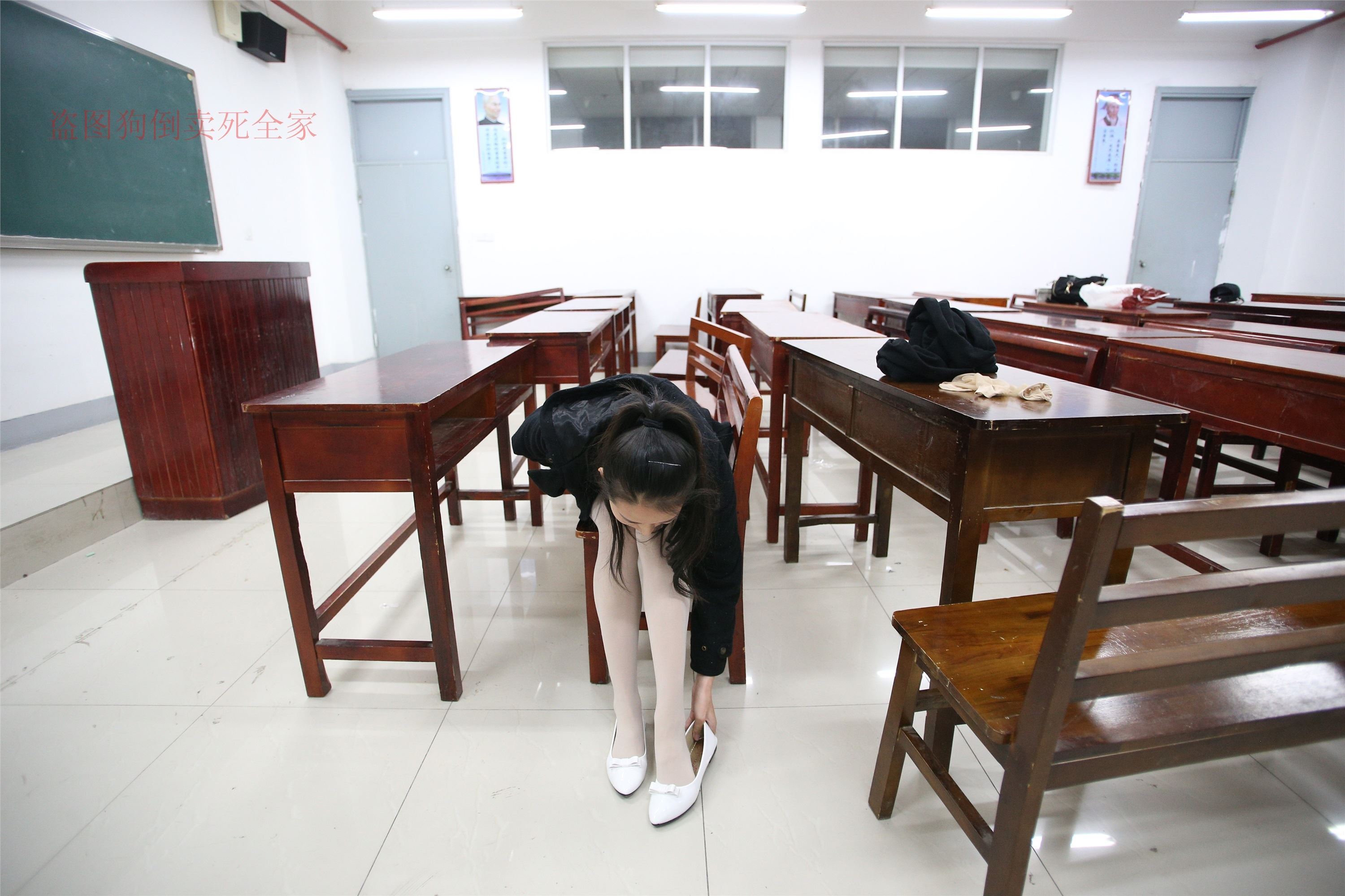 大西瓜美女图片 Z4-4 教室电梯白袜 336p1