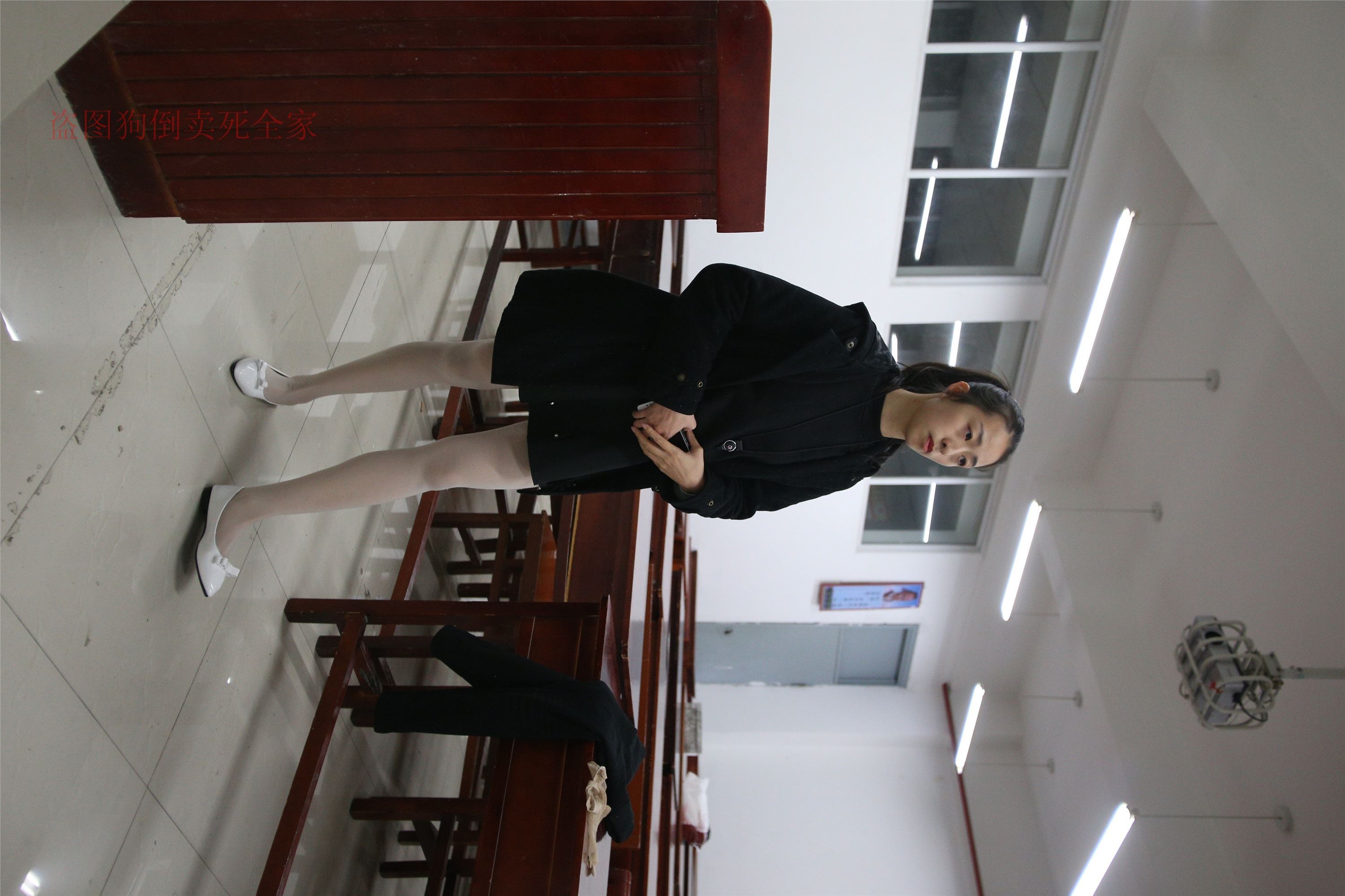 大西瓜美女图片 Z4-4 教室电梯白袜 336p1