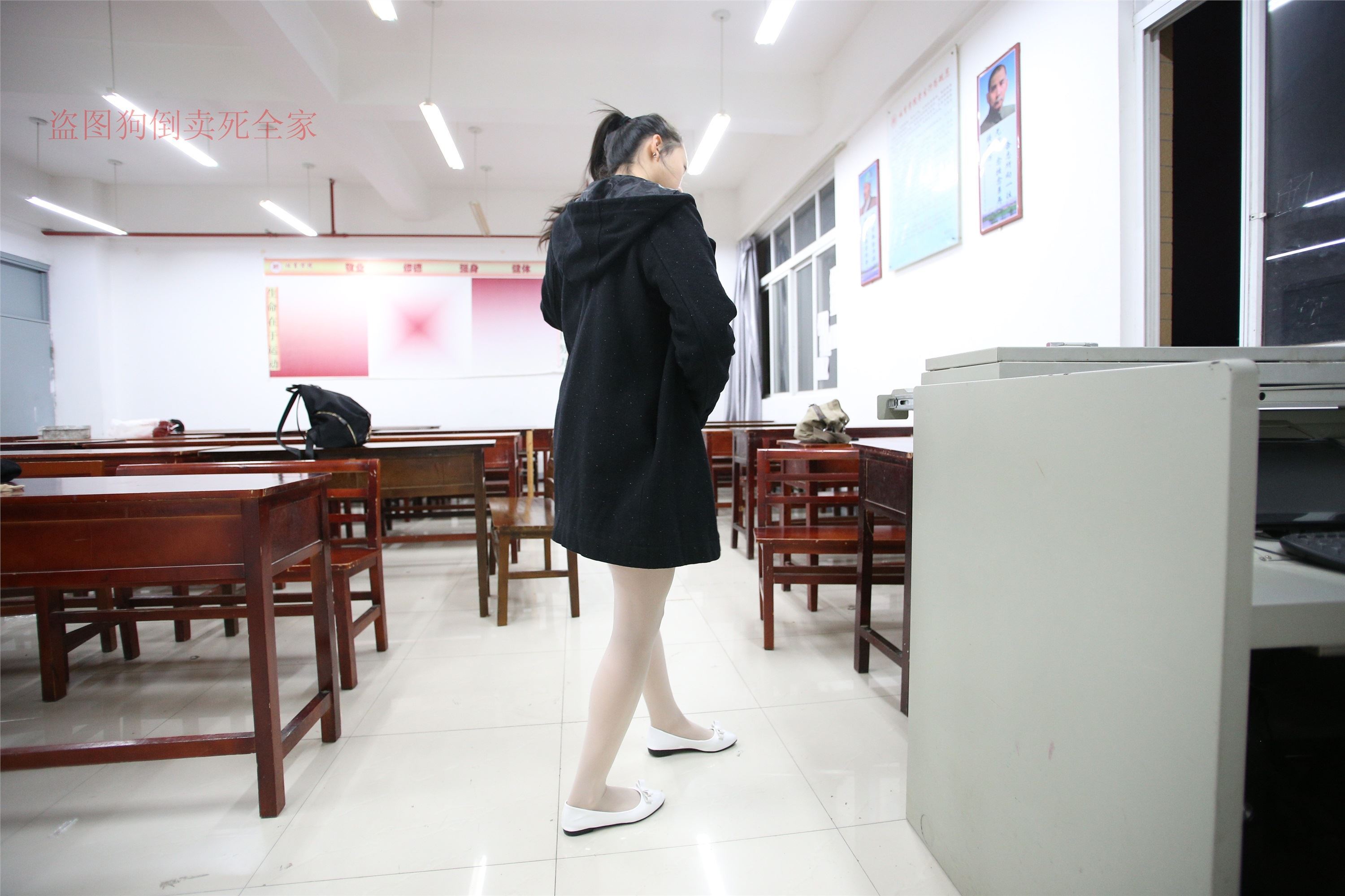 大西瓜美女图片 Z4-4 教室电梯白袜 336p1